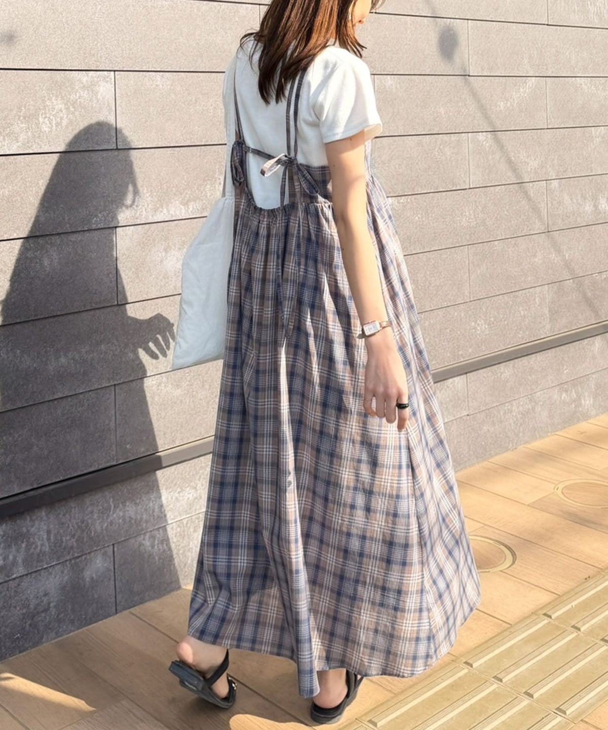 後ろ姿も可愛く盛れちゃう♪ふんわりシルエットで体型カバー。大人カジュアル チェックキャミワンピース ce1240121