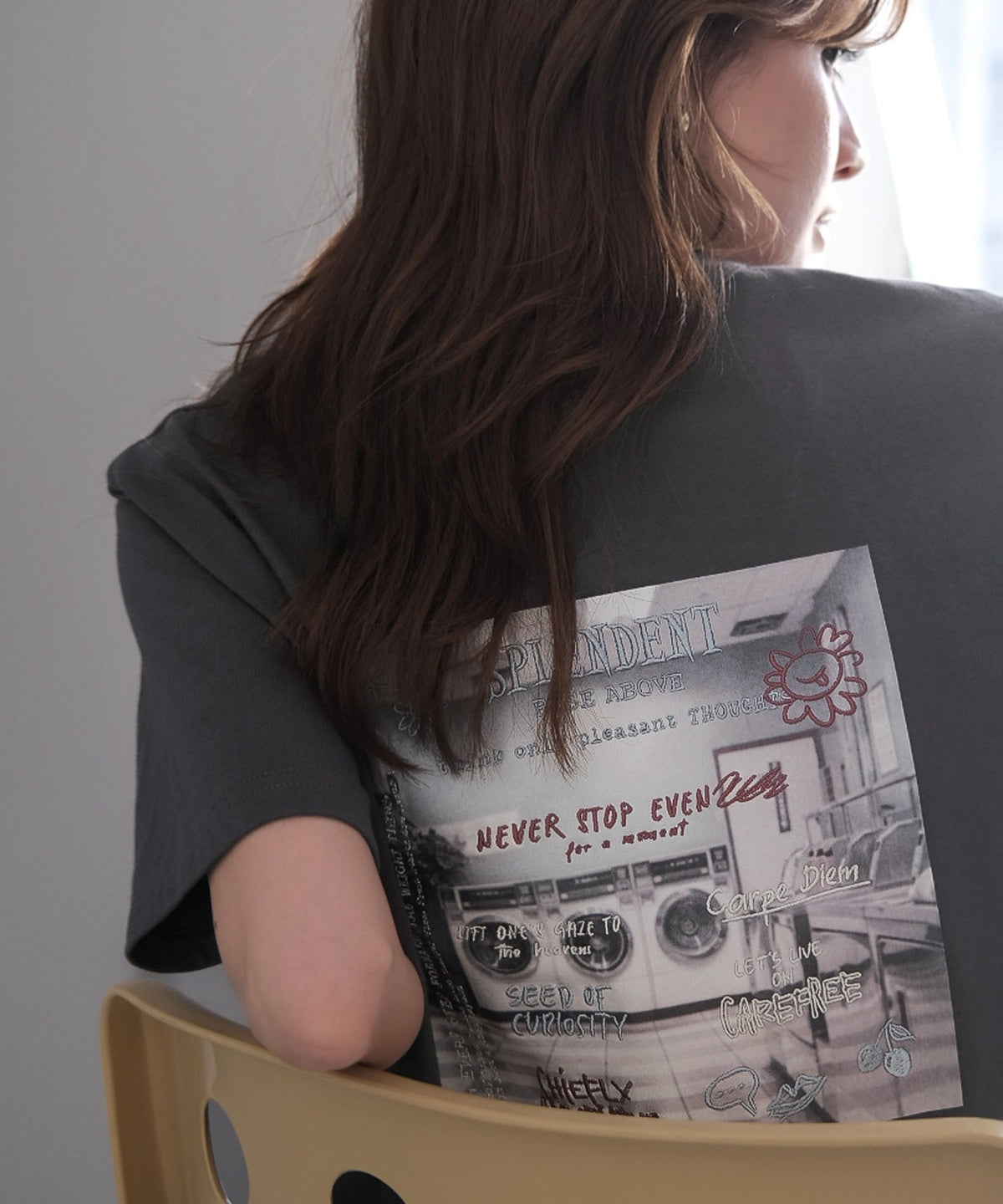 【接触冷感機能付き】背中で魅せる、遊び心とヴィンテージ。コインランドリーバック刺繍Tシャツ（半袖） ce1260549