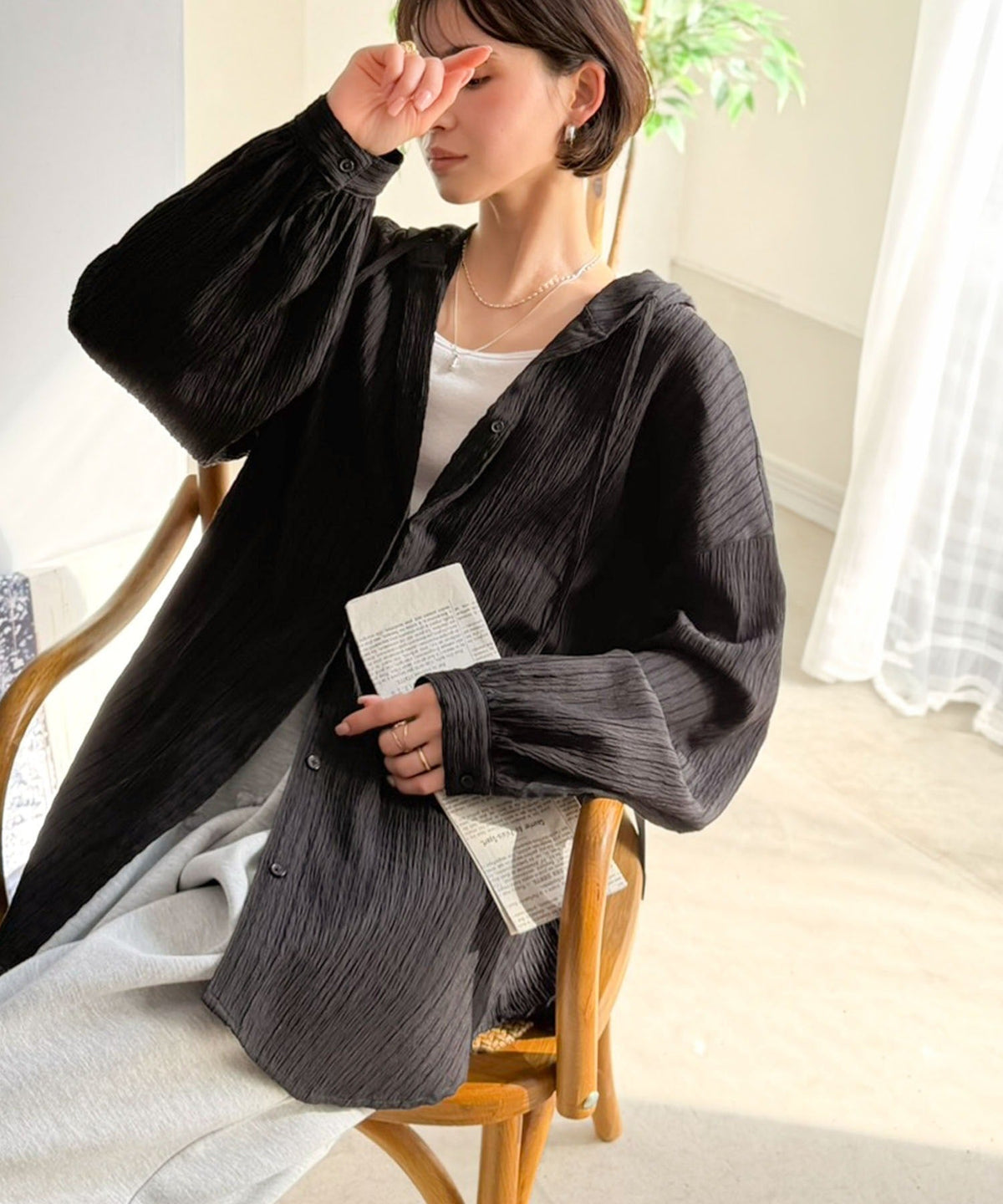 ぽわん袖とラウンド裾でこなれ感をプラス。ぽこぽこ素材が可愛い。ふくれシャーリング風フードブラウス（長袖） ce1010580