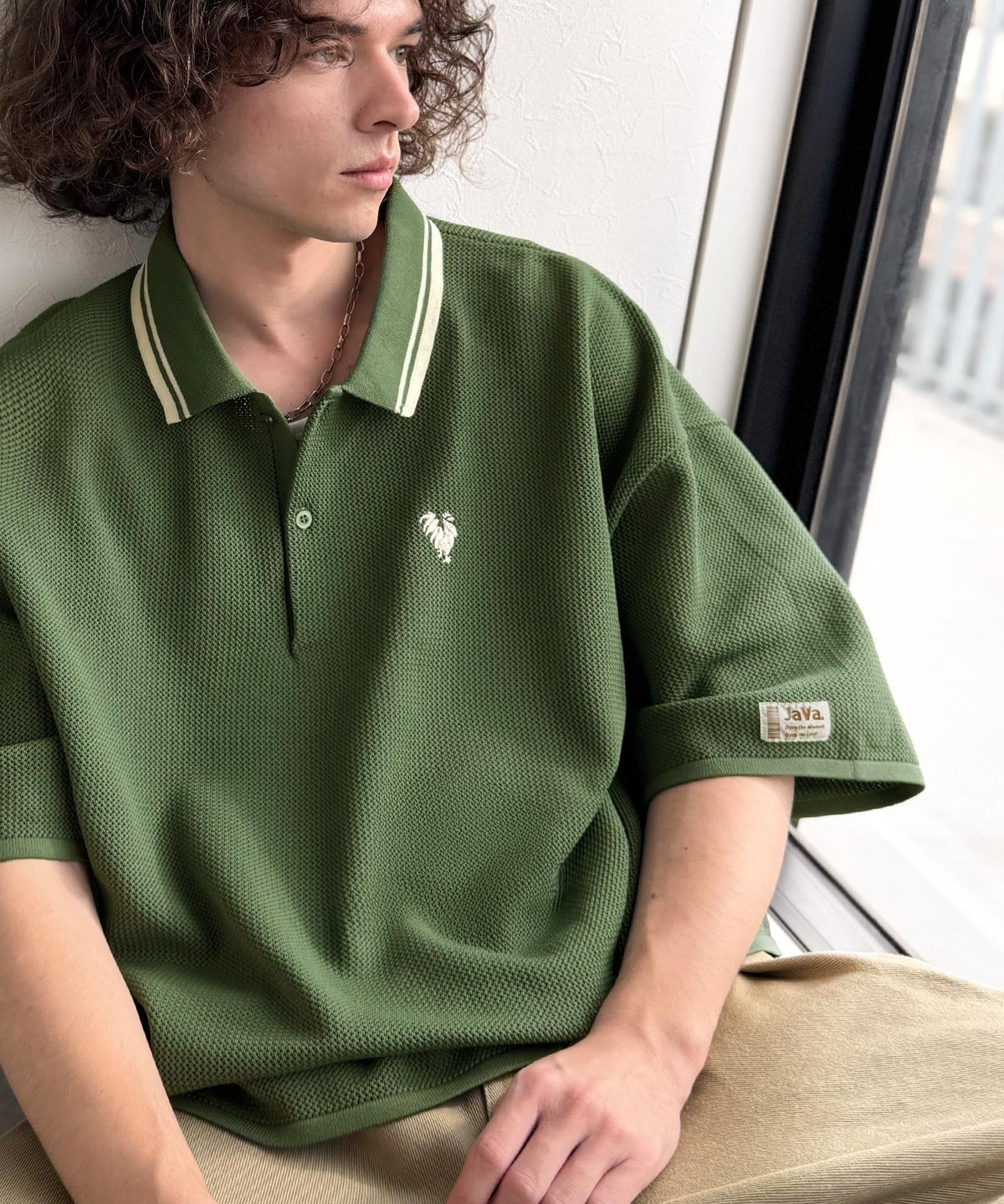 《JaVaジャバコラボ》軽くて涼しくてアイロン要らず！ワンポイント刺繍入り 襟ライン配色 サマーニットポロシャツ（半袖） jo1250001
