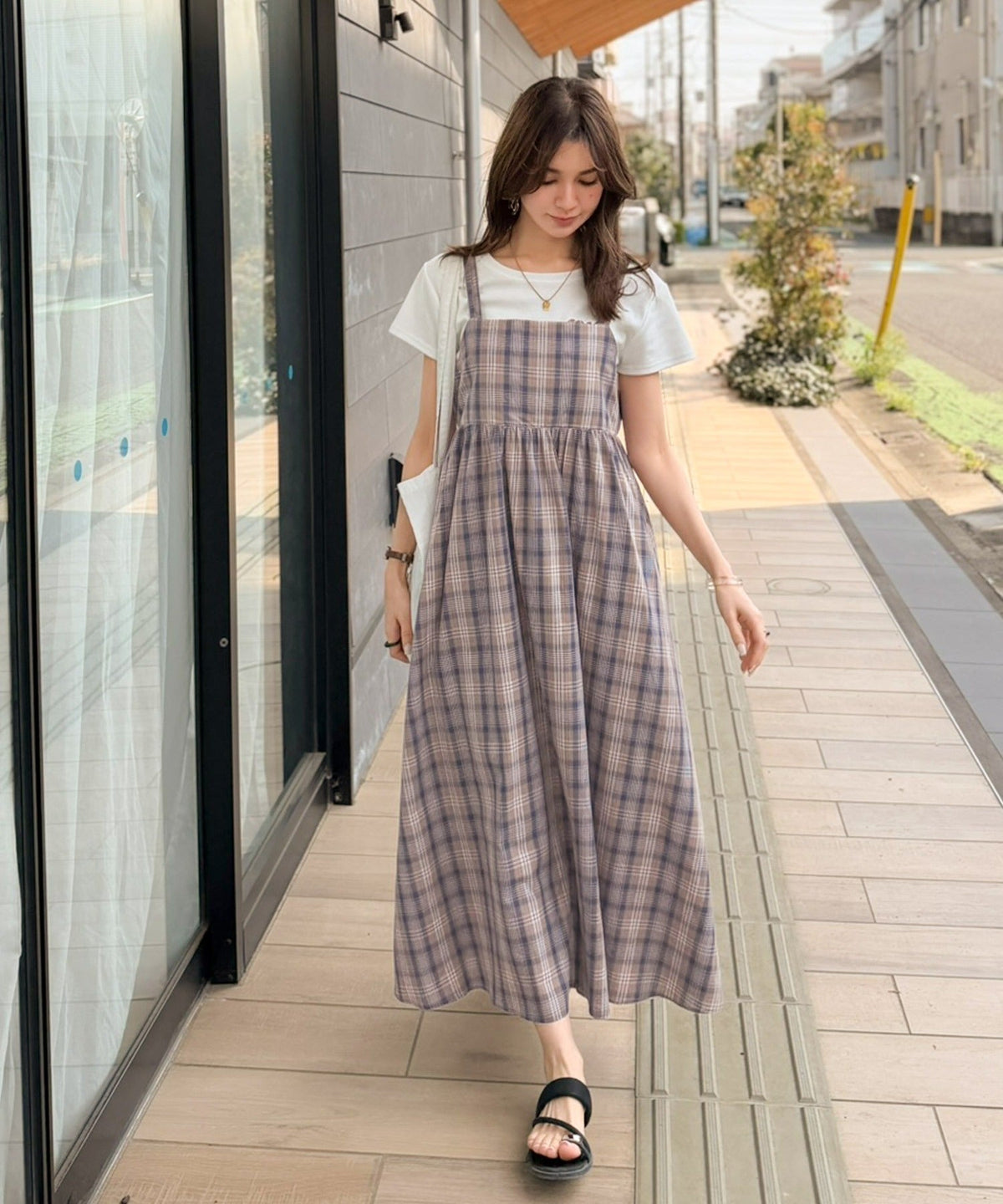 後ろ姿も可愛く盛れちゃう♪ふんわりシルエットで体型カバー。大人カジュアル チェックキャミワンピース ce1240121