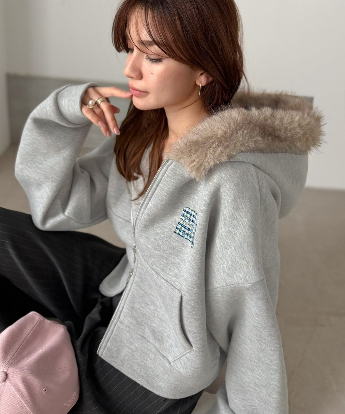 【mily bilet】ラフなのに、盛れ度抜かりなし。ショート丈ファー付きロゴワッペンフードパーカー(裏起毛)(チェック/ドットあり) mi1329119