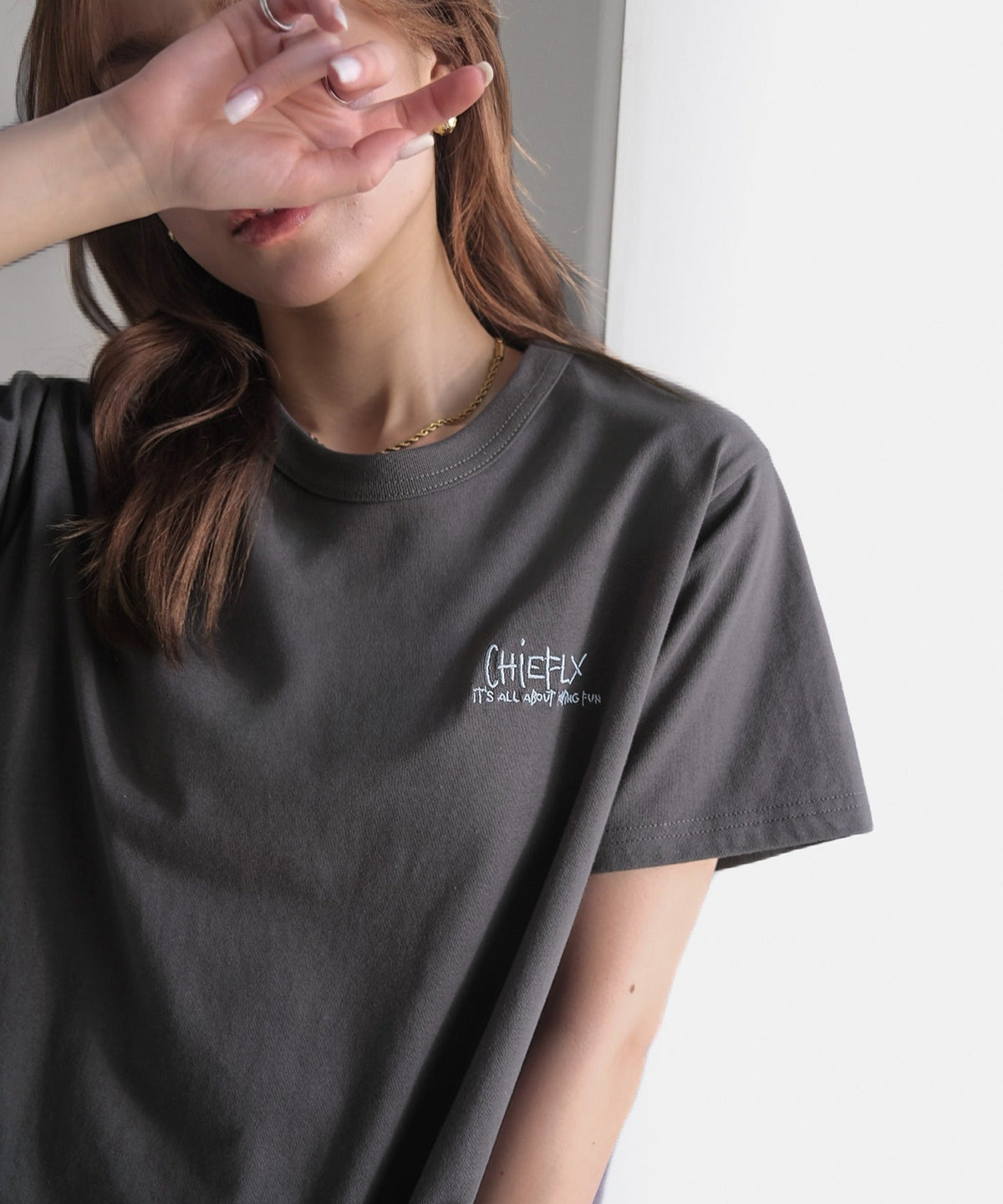 【接触冷感機能付き】背中で魅せる、遊び心とヴィンテージ。コインランドリーバック刺繍Tシャツ（半袖） ce1260549