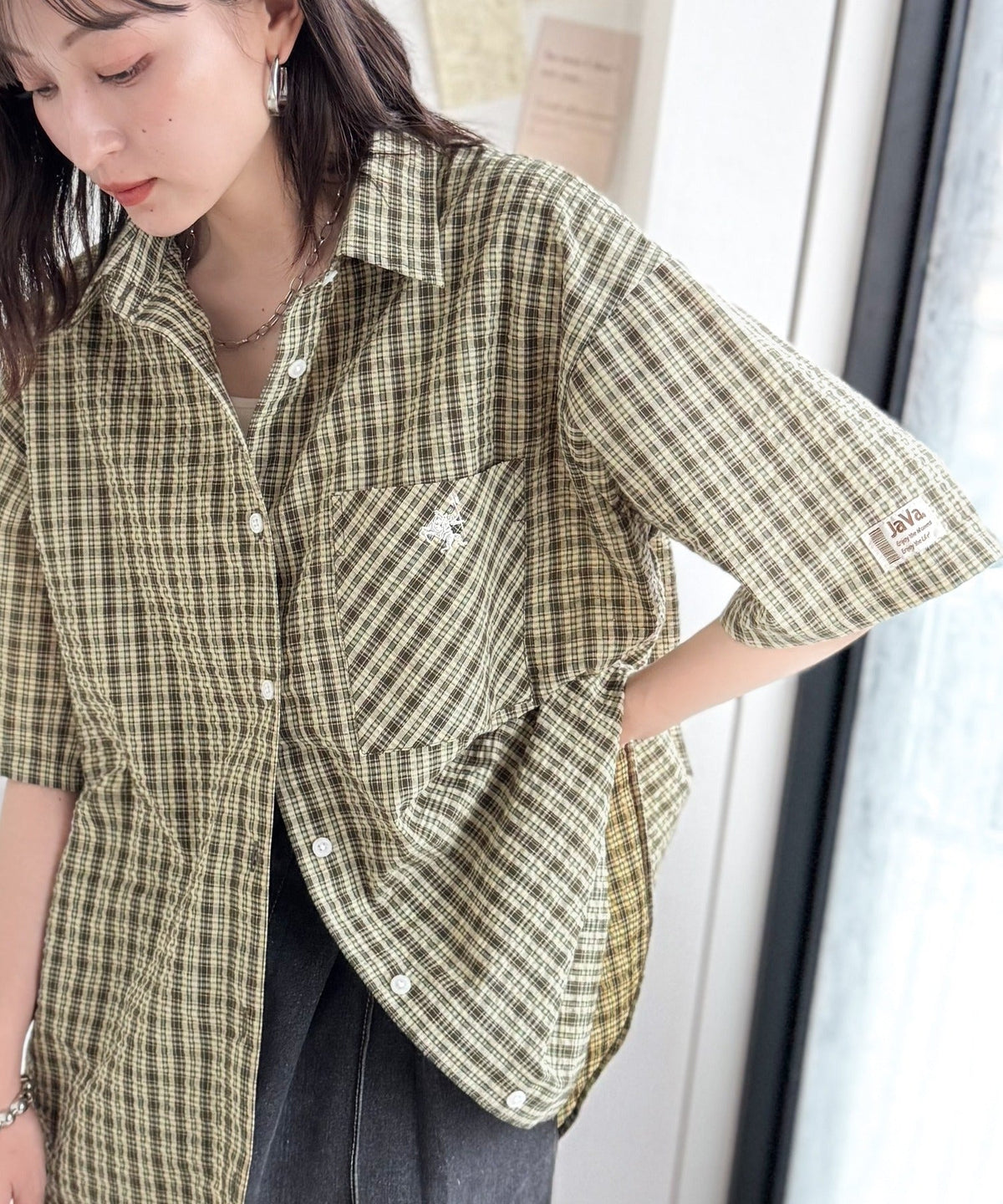 《JaVaジャバコラボ》ベーシックに、垢抜けを。胸ポケット刺繍サッカーチェックシャツ（半袖） jv1010536