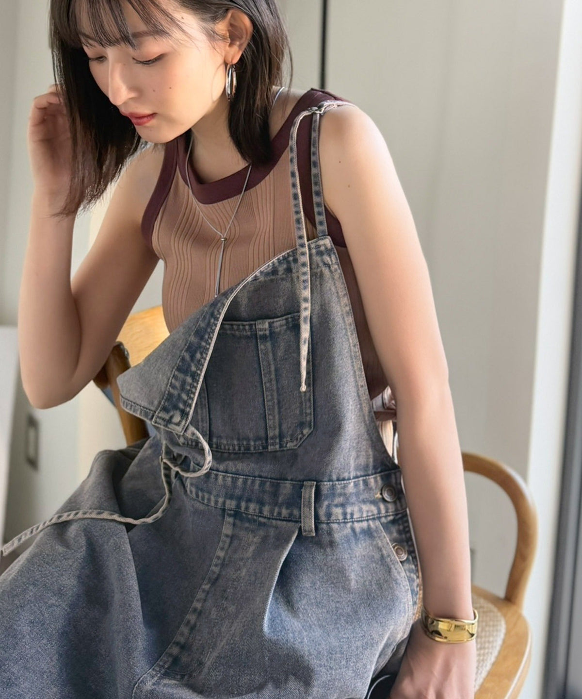 《JaVa ジャバコラボ》スタイルアップを叶える！大人可愛い。ポケットデザインナローストラップタック入りデニムサロペット jv1400005
