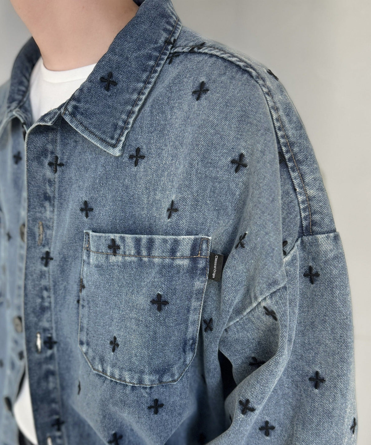 「シンプル以上、主張しすぎない存在感。」総柄刺繍デニムシャツジャケット／All-Over Embroidered Denim Shirt Jacket co1010050
