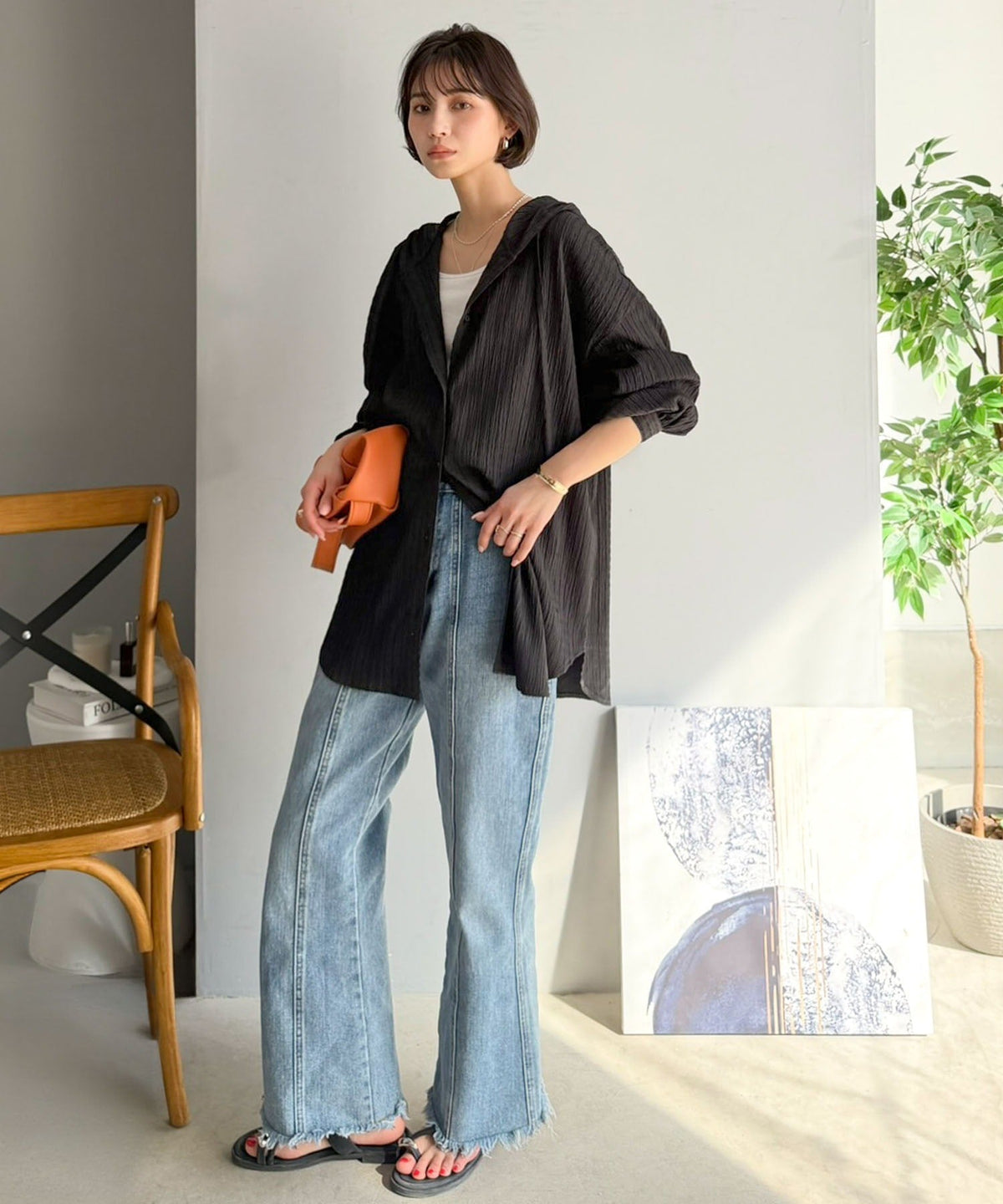 ぽわん袖とラウンド裾でこなれ感をプラス。ぽこぽこ素材が可愛い。ふくれシャーリング風フードブラウス（長袖） ce1010580