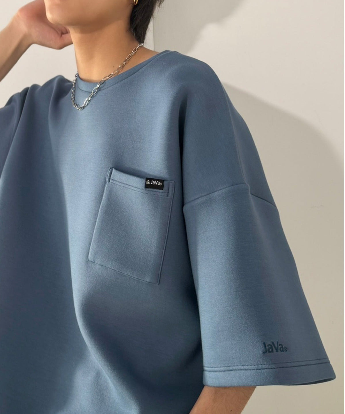 《JaVaジャバコラボ》【接触冷感機能付き】肌に触れるたびヒンヤリとした着心地。胸ポケット付き ドレープポンチ素材 オーバーサイズTシャツ jo0780019