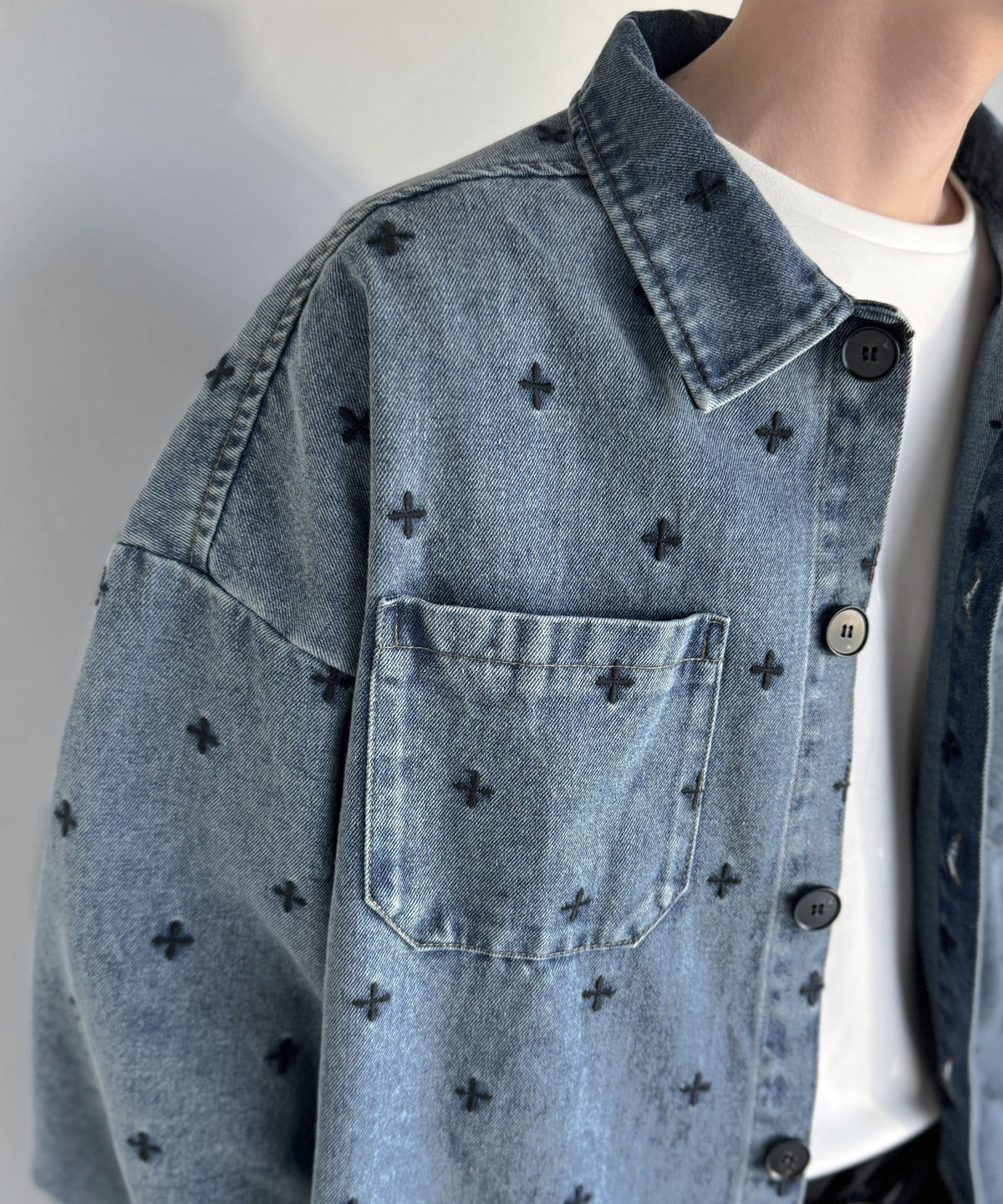 「シンプル以上、主張しすぎない存在感。」総柄刺繍デニムシャツジャケット／All-Over Embroidered Denim Shirt Jacket co1010050