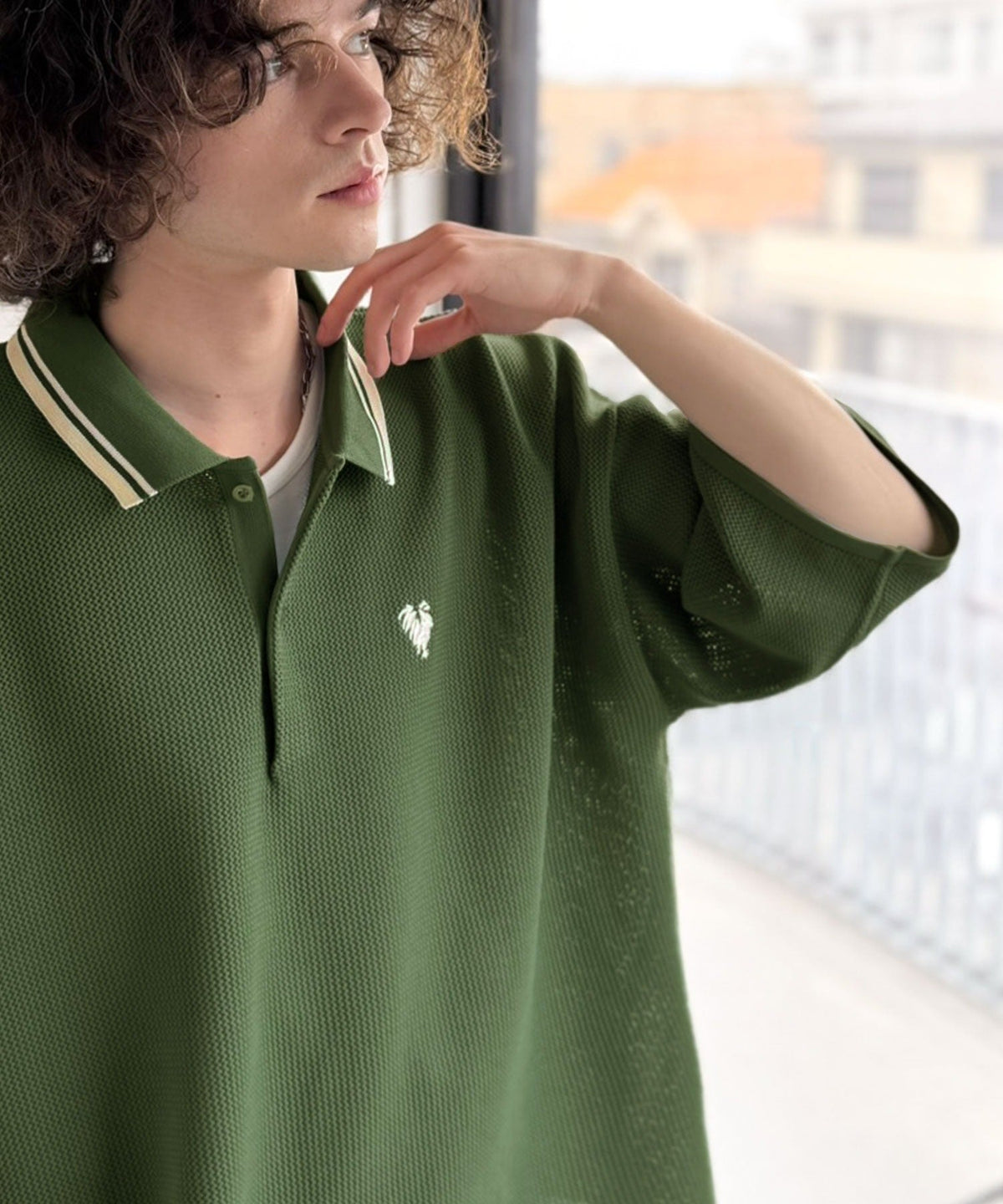 《JaVaジャバコラボ》軽くて涼しくてアイロン要らず！ワンポイント刺繍入り 襟ライン配色 サマーニットポロシャツ（半袖） jo1250001