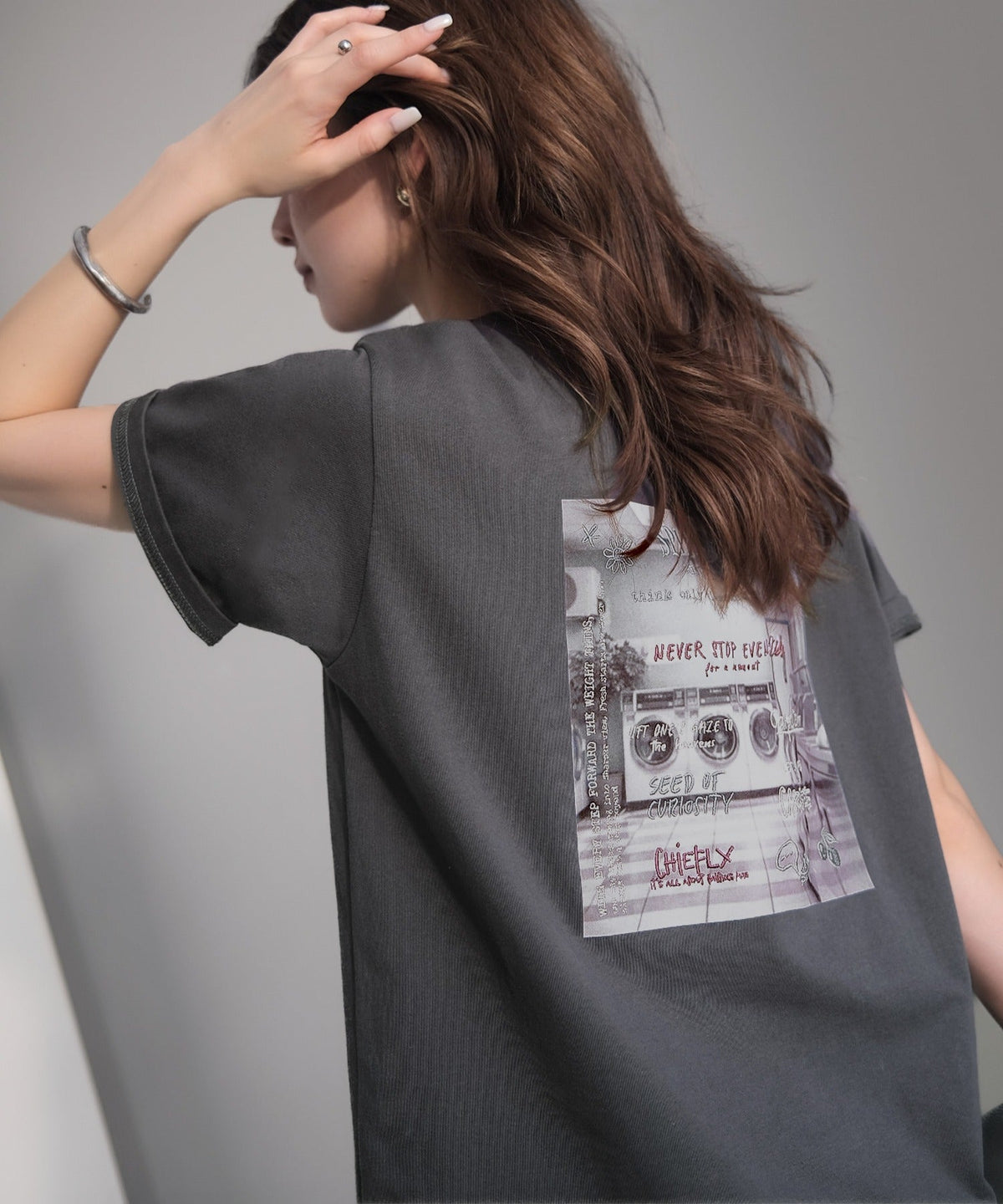 【接触冷感機能付き】背中で魅せる、遊び心とヴィンテージ。コインランドリーバック刺繍Tシャツ（半袖） ce1260549