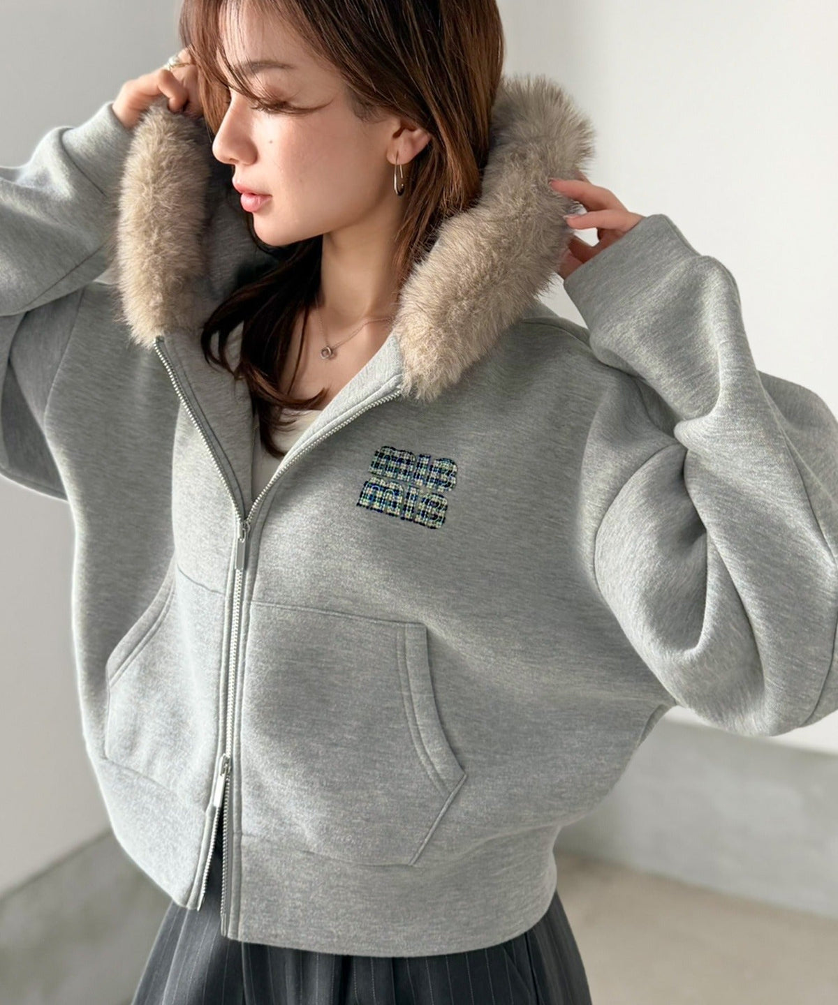 【mily bilet】ラフなのに、盛れ度抜かりなし。ショート丈ファー付きロゴワッペンフードパーカー(裏起毛)(チェック/ドットあり) mi1329119