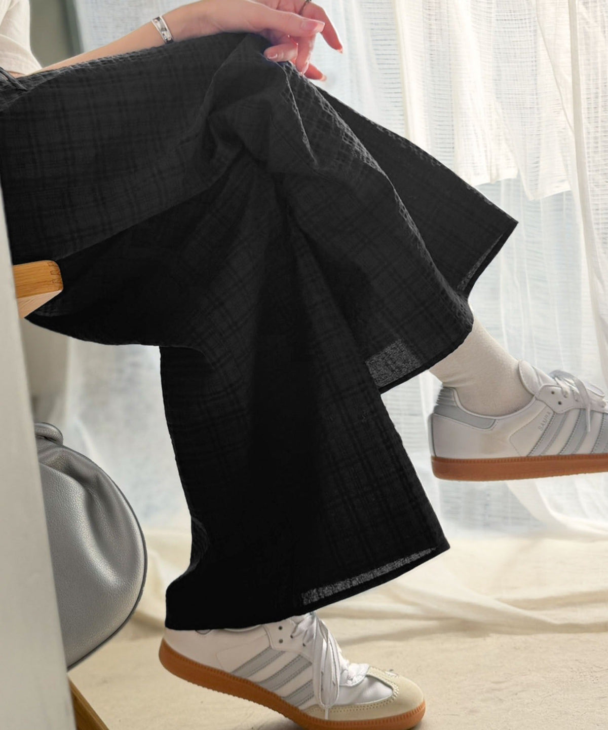 履くだけでお洒落見え。涼しげ素材で魅せる。サッカーチェックタックワイドパンツ ce1265085