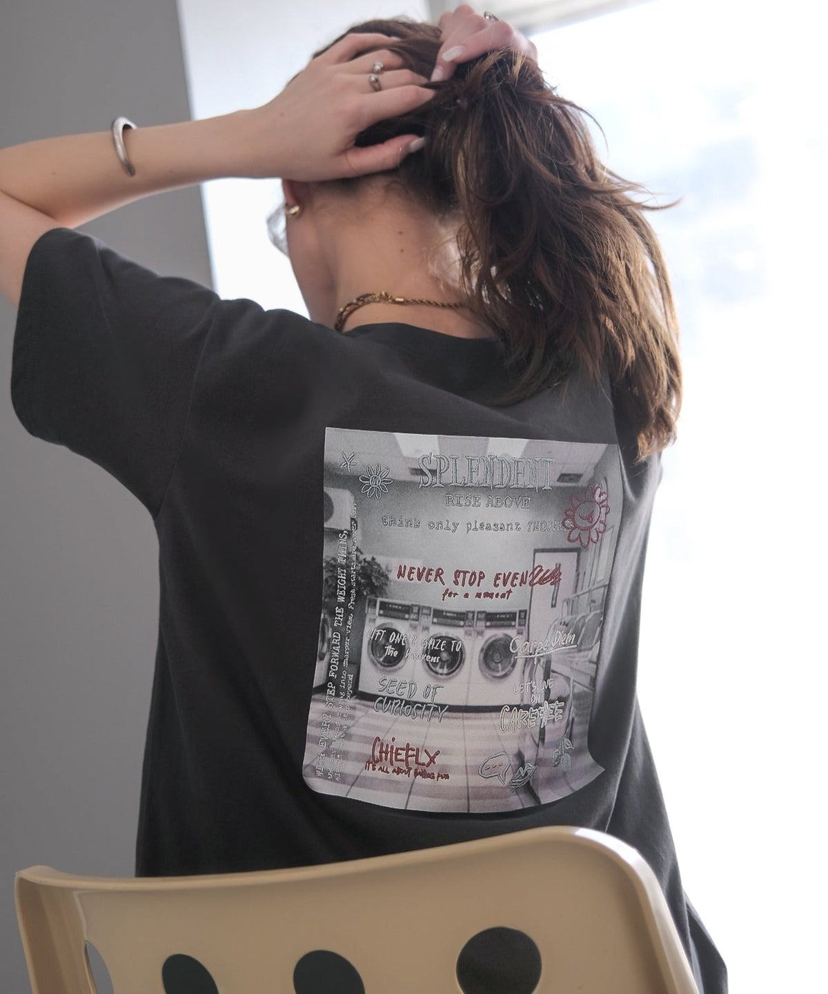 【接触冷感機能付き】背中で魅せる、遊び心とヴィンテージ。コインランドリーバック刺繍Tシャツ（半袖） ce1260549