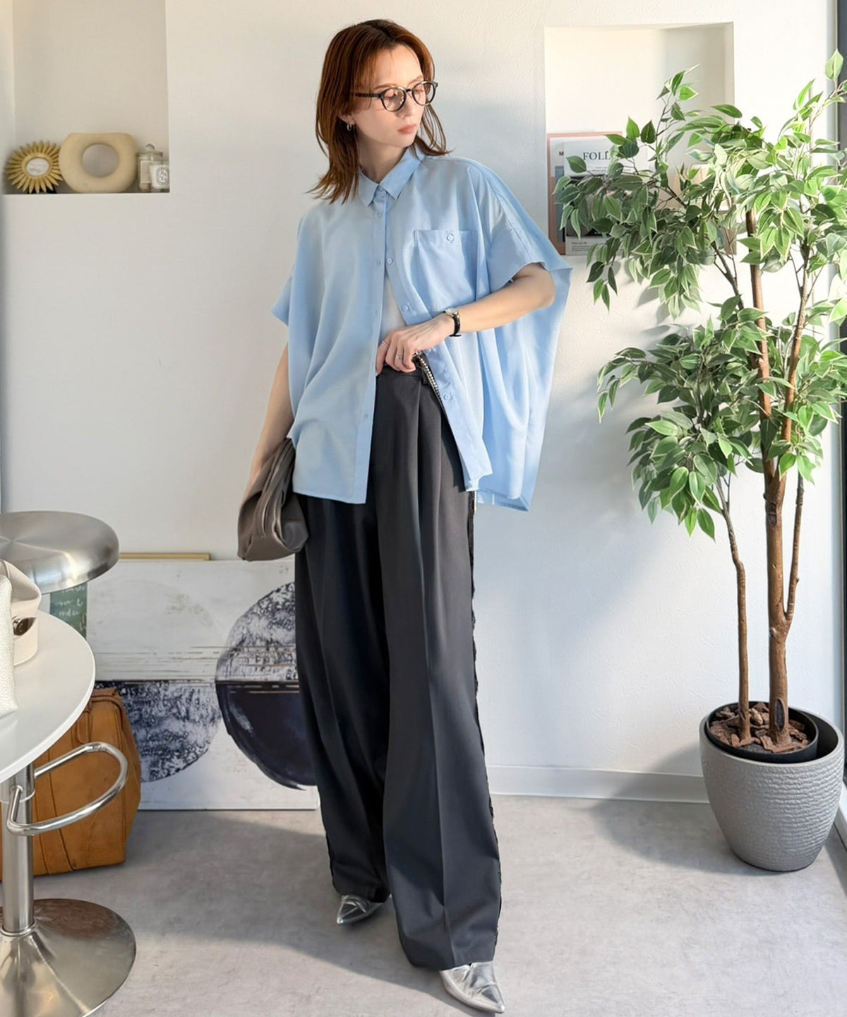 【接触冷感・UVカット機能付き】着るだけで、見返り美人。バックタックデザイン胸ポケット付きドルマンスリーブシャツブラウス ce1010562