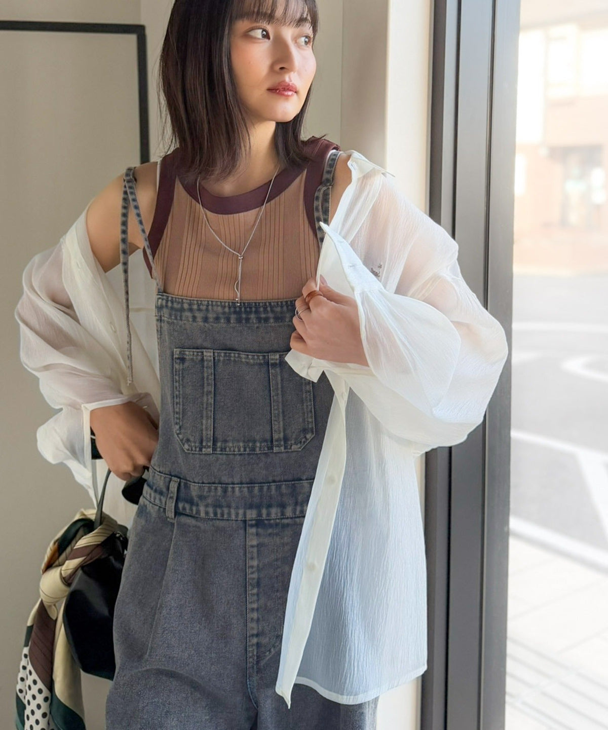 《JaVa ジャバコラボ》スタイルアップを叶える！大人可愛い。ポケットデザインナローストラップタック入りデニムサロペット jv1400005