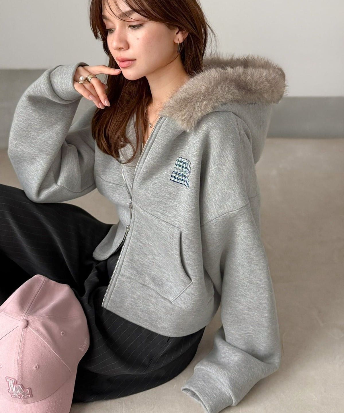 【mily bilet】ラフなのに、盛れ度抜かりなし。ショート丈ファー付きロゴワッペンフードパーカー(裏起毛)(チェック/ドットあり) mi1329119