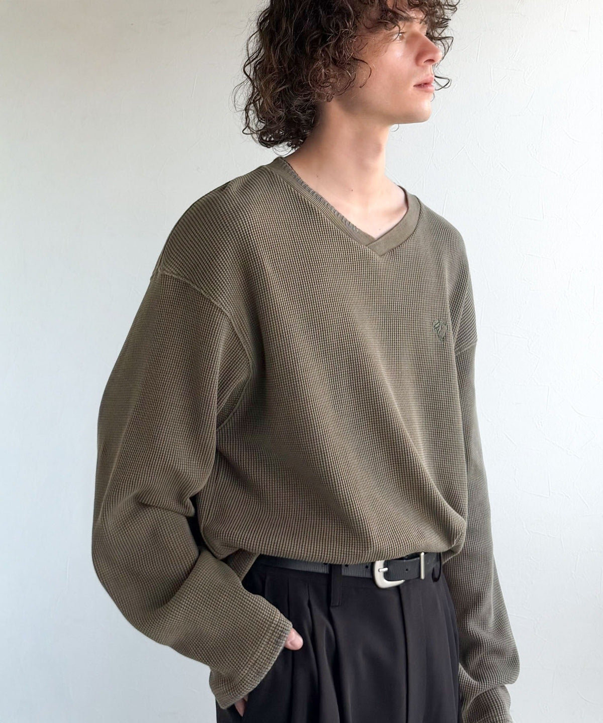 《JaVaジャバコラボ》ラフなのに計算されたバランス。裾ドロスト付きピグメント加工ステッチ配色VネックTシャツ jo1150086
