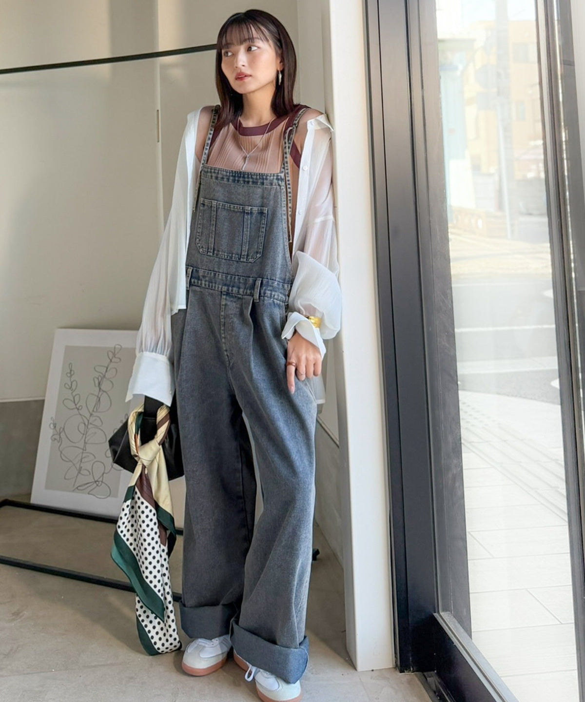 《JaVa ジャバコラボ》スタイルアップを叶える！大人可愛い。ポケットデザインナローストラップタック入りデニムサロペット jv1400005