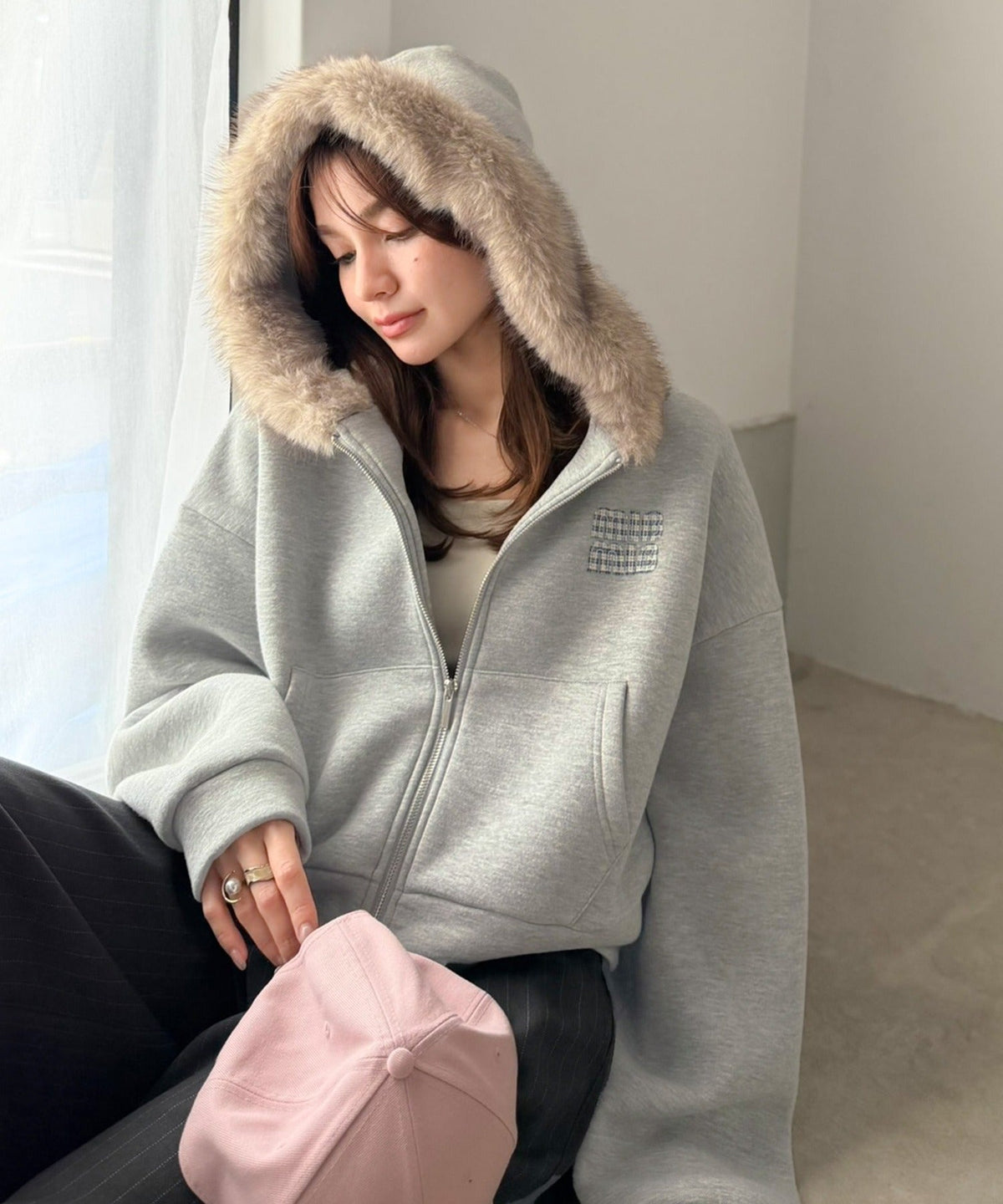 【mily bilet】ラフなのに、盛れ度抜かりなし。ショート丈ファー付きロゴワッペンフードパーカー(裏起毛)(チェック/ドットあり) mi1329119