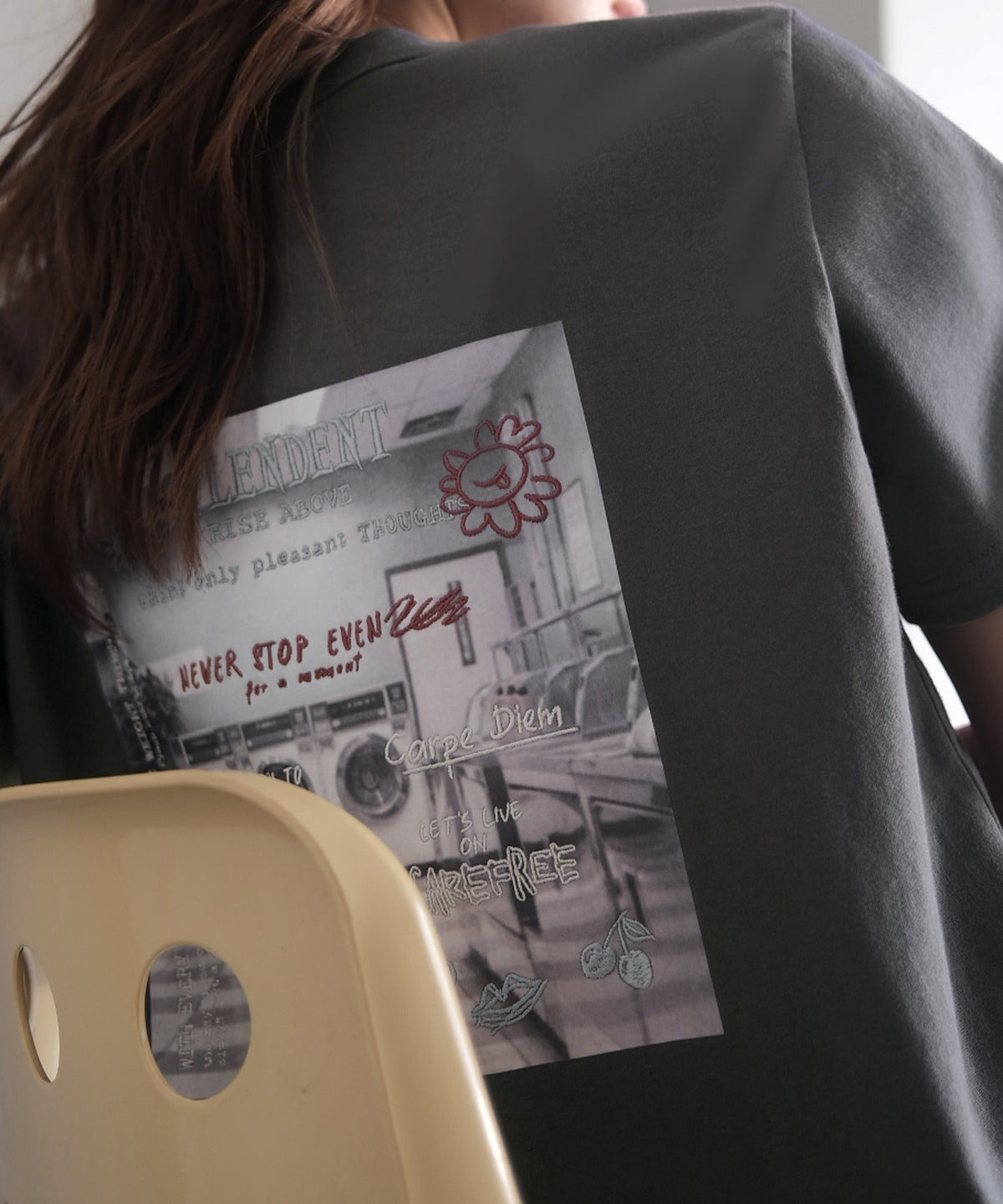 【接触冷感機能付き】背中で魅せる、遊び心とヴィンテージ。コインランドリーバック刺繍Tシャツ（半袖） ce1260549