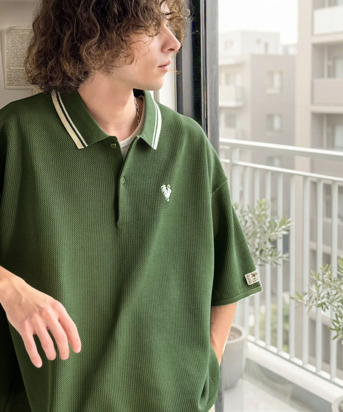 《JaVaジャバコラボ》軽くて涼しくてアイロン要らず！ワンポイント刺繍入り 襟ライン配色 サマーニットポロシャツ（半袖） jo1250001