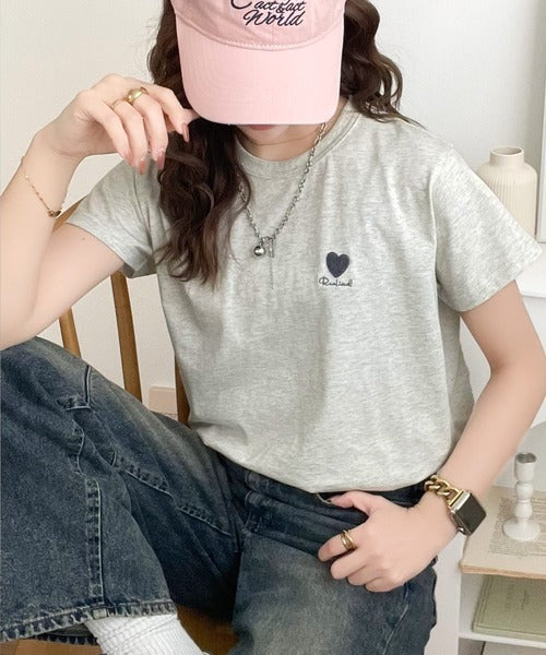 トレンドをまとう。綿100％シルケット風ハート胸サガラ刺繍Tシャツ（半袖） ce1330013