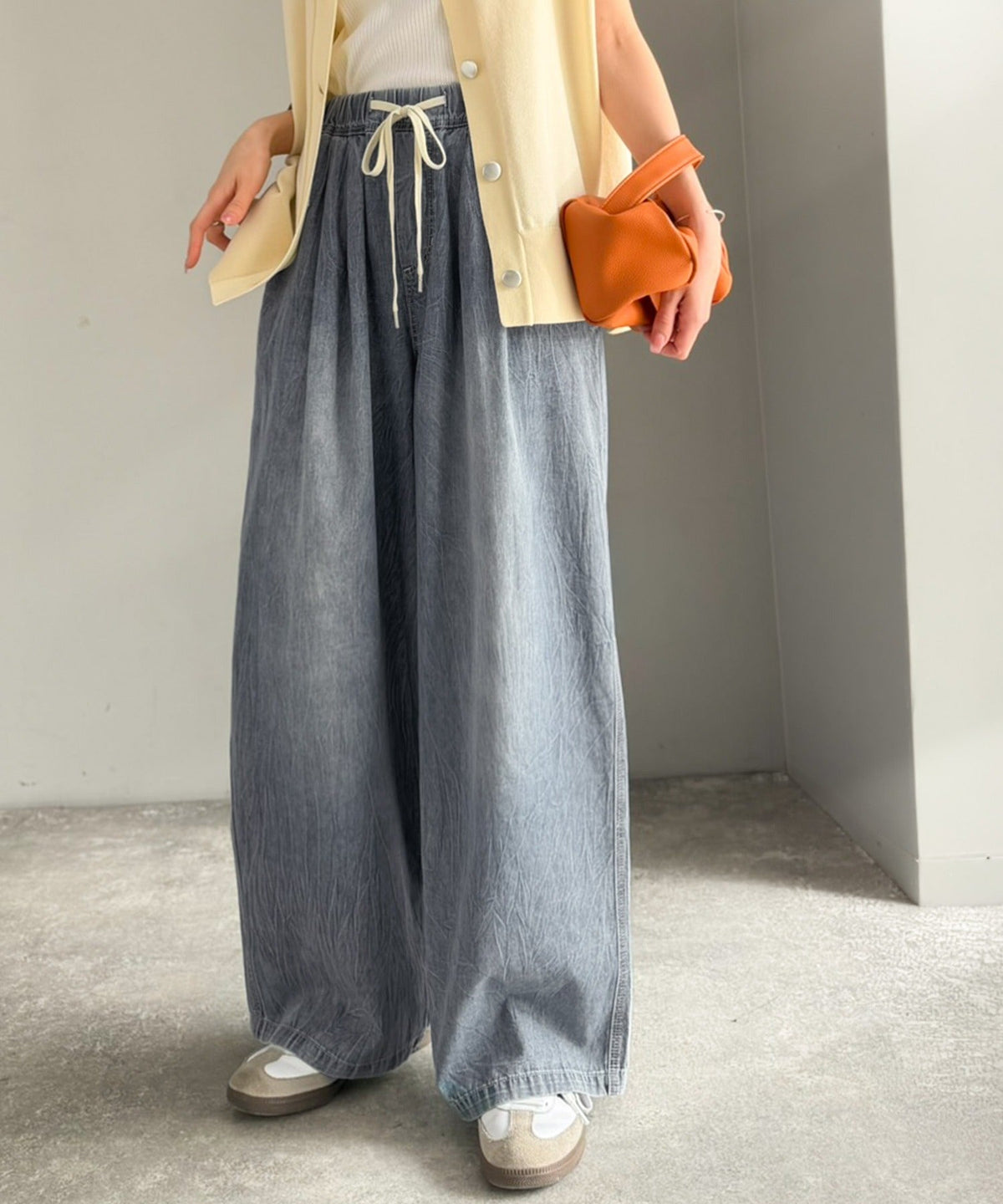 《JaVa ジャバコラボ》まるで呼吸するような軽やかさ。綿100％シワ加工デニム2タックイージーパンツ jv1400001