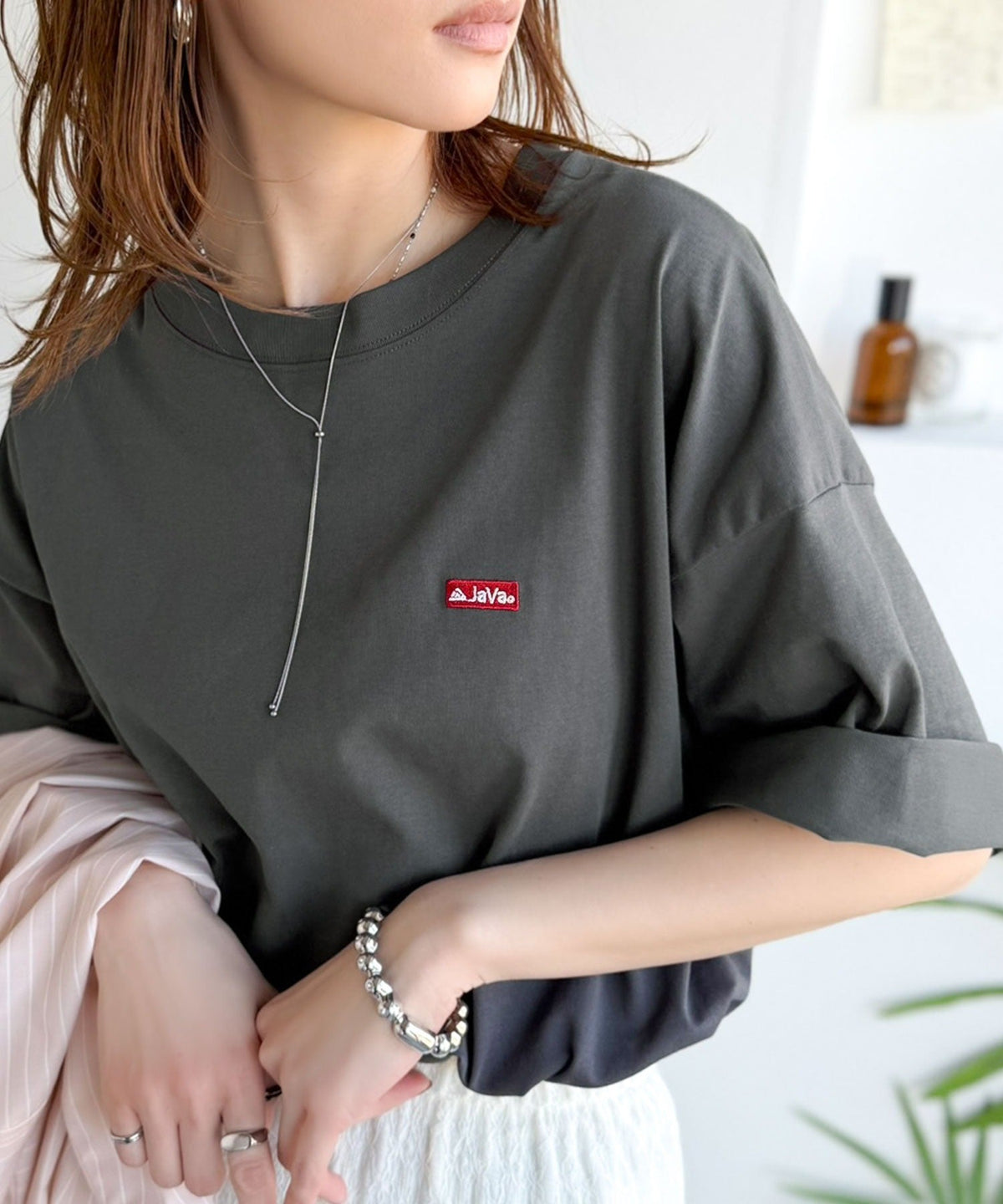 《JaVaジャバコラボ》バック刺繍が主役の一枚♪オーバーサイズ ハングル刺繍バックプリントビッグTEE jv1260552