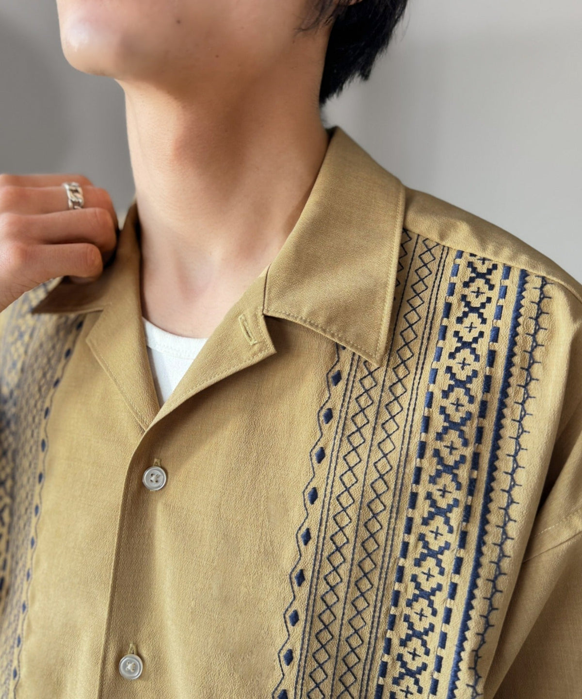 《JaVaジャバコラボ》周りと差がつく総刺繍！リラックスシルエット 清涼リネンライク素材 オープンカラー キューバシャツ（半袖） jo1320017