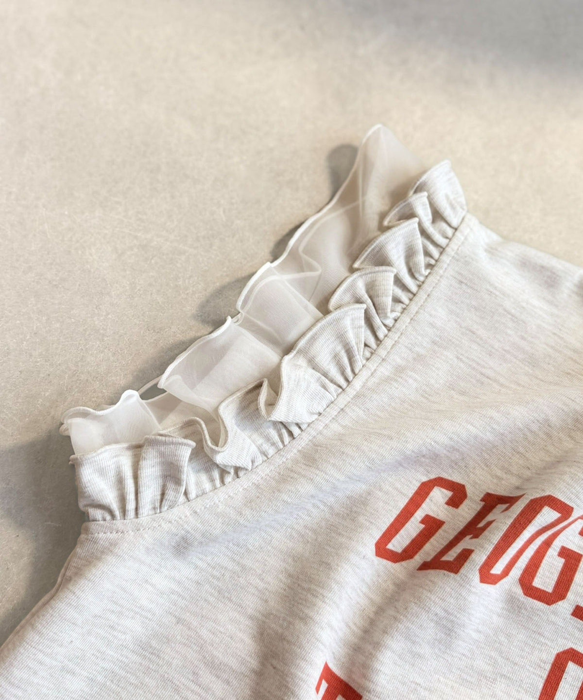 【mily bilet】【キッズ】 親子リンクコーデ可能◎ダブルフリル袖カレッジライクロゴゆるTシャツ mk1329036