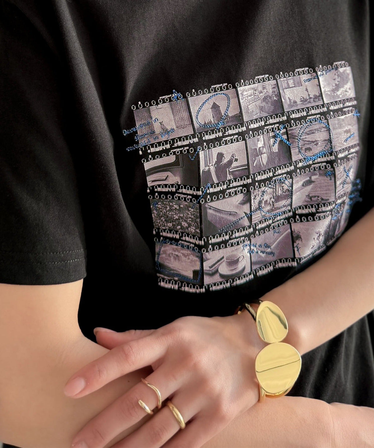 【接触冷感機能付き】ただのTシャツじゃ、終わらない。フィルムネガフォトプリント×ラクガキ刺繍Tシャツ（半袖） ce1260553