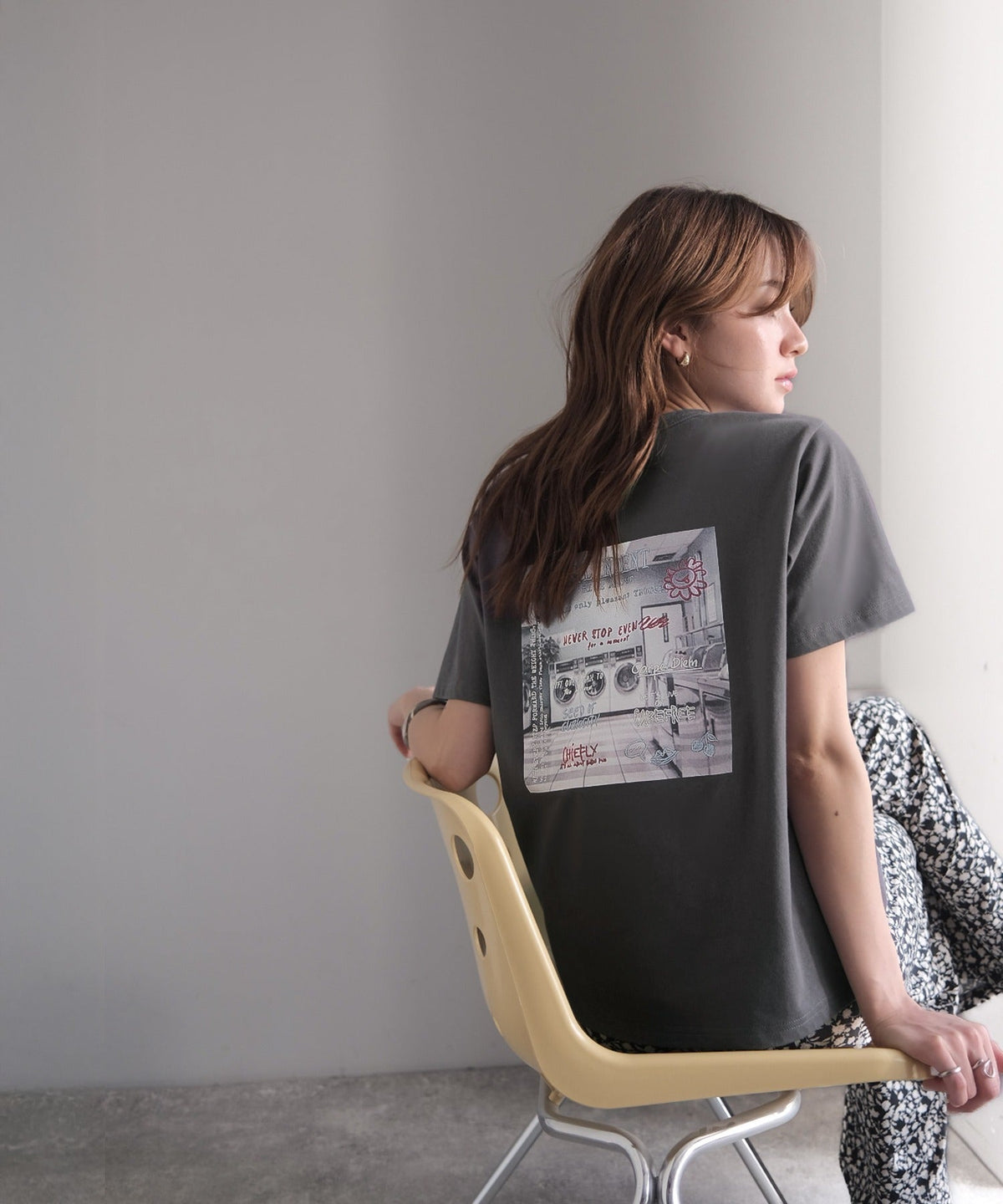 【接触冷感機能付き】背中で魅せる、遊び心とヴィンテージ。コインランドリーバック刺繍Tシャツ（半袖） ce1260549