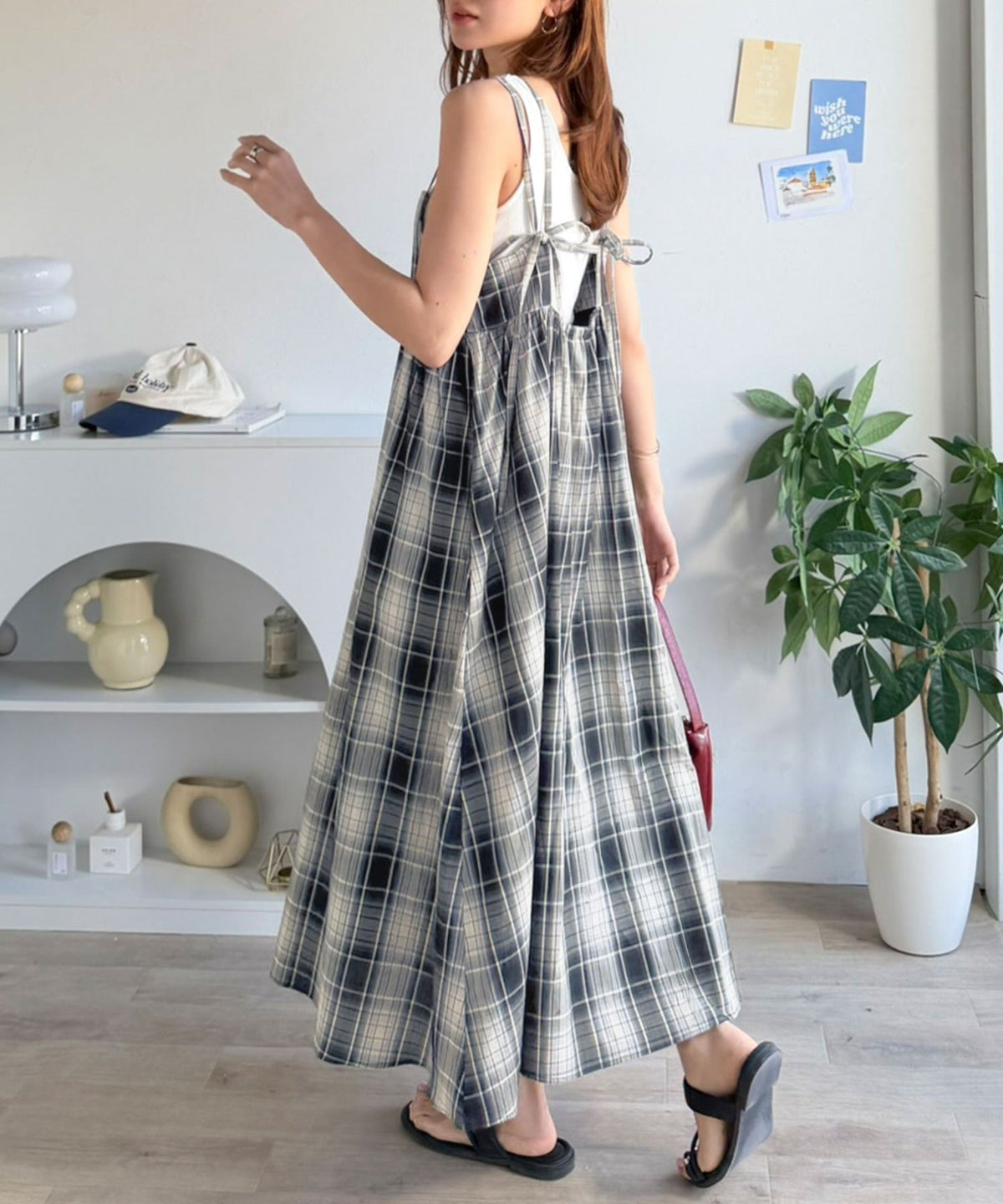 後ろ姿も可愛く盛れちゃう♪ふんわりシルエットで体型カバー。大人カジュアル チェックキャミワンピース ce1240121