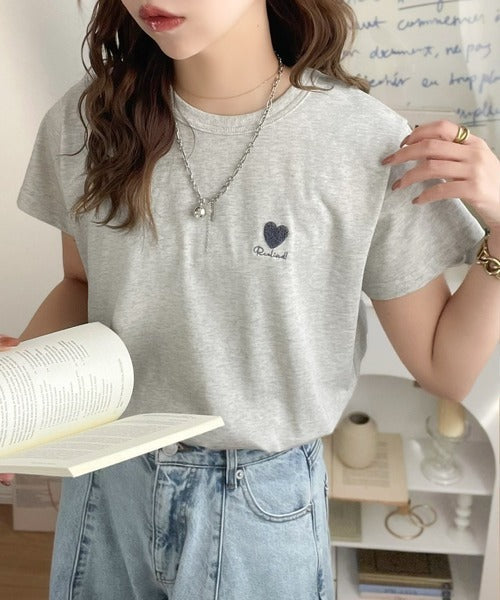 トレンドをまとう。綿100％シルケット風ハート胸サガラ刺繍Tシャツ（半袖） ce1330013