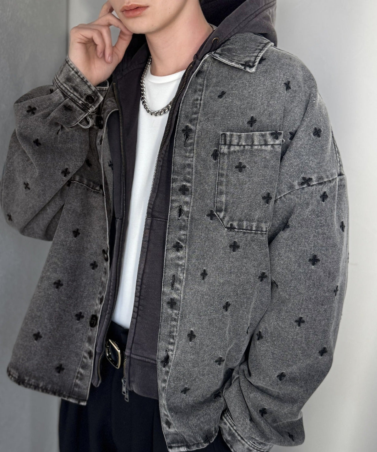 「シンプル以上、主張しすぎない存在感。」総柄刺繍デニムシャツジャケット／All-Over Embroidered Denim Shirt Jacket co1010050