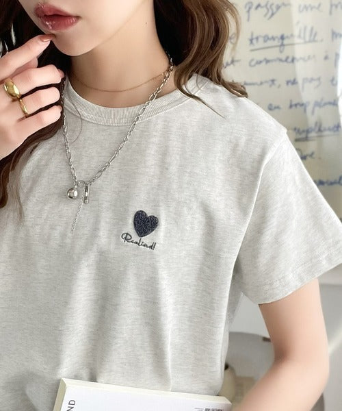 トレンドをまとう。綿100％シルケット風ハート胸サガラ刺繍Tシャツ（半袖） ce1330013