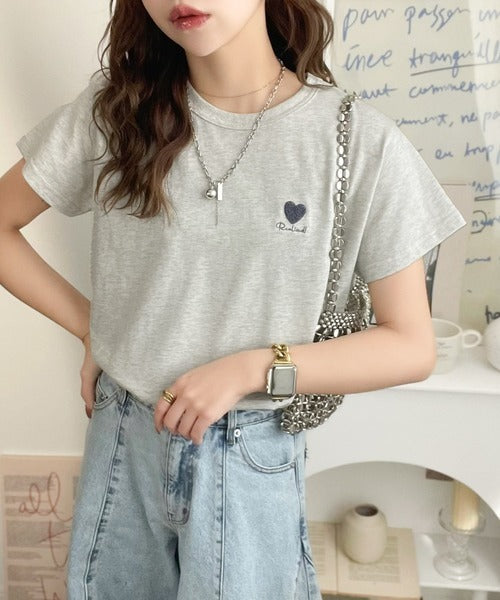 トレンドをまとう。綿100％シルケット風ハート胸サガラ刺繍Tシャツ（半袖） ce1330013