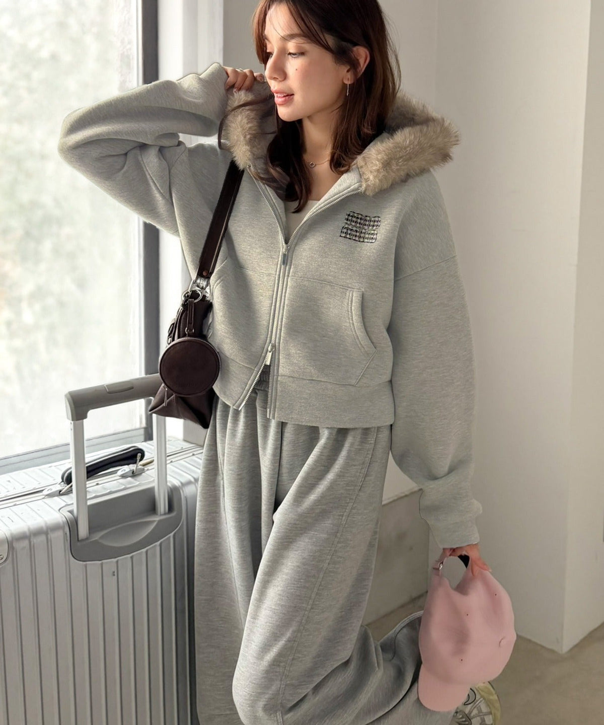 【mily bilet】ラフなのに、盛れ度抜かりなし。ショート丈ファー付きロゴワッペンフードパーカー(裏起毛)(チェック/ドットあり) mi1329119