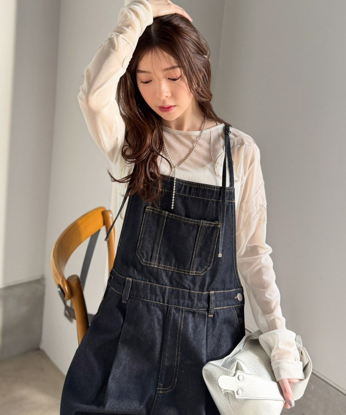 《JaVa ジャバコラボ》スタイルアップを叶える！大人可愛い。ポケットデザインナローストラップタック入りデニムサロペット jv1400005