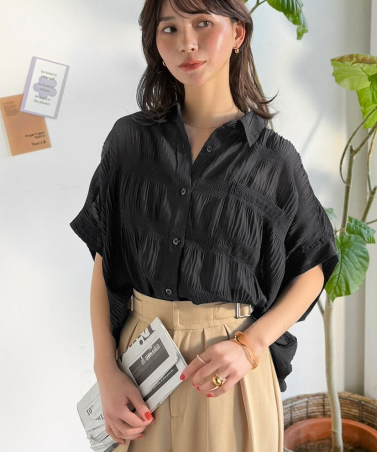 シャーリングの立体感が美しい、大人の抜け感ブラウス。胸ポケット 襟つきシアープリーツブラウス ce1010539