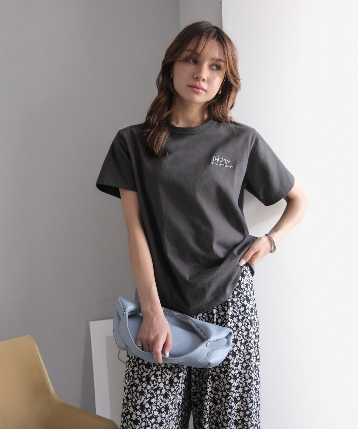 【接触冷感機能付き】背中で魅せる、遊び心とヴィンテージ。コインランドリーバック刺繍Tシャツ（半袖） ce1260549
