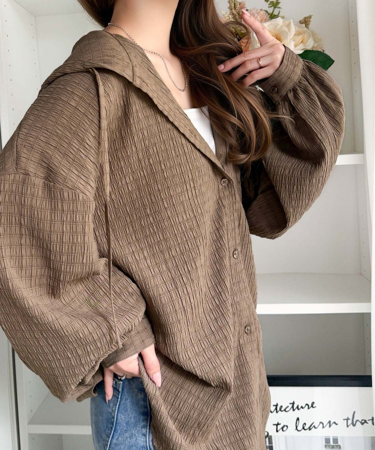 ぽわん袖とラウンド裾でこなれ感をプラス。ぽこぽこ素材が可愛い。ふくれシャーリング風フードブラウス（長袖） ce1010580