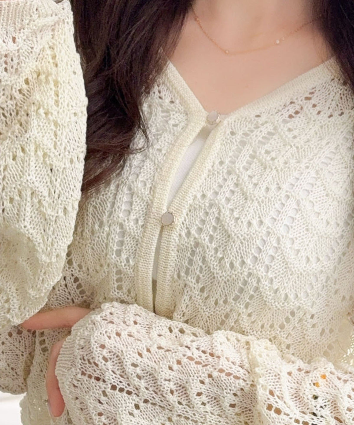 【mily bilet】“涼しげ×あざと可愛い”の最強タッグ♪透かし編みシェル釦付きクロップドカーディガン（長袖） mi1359042