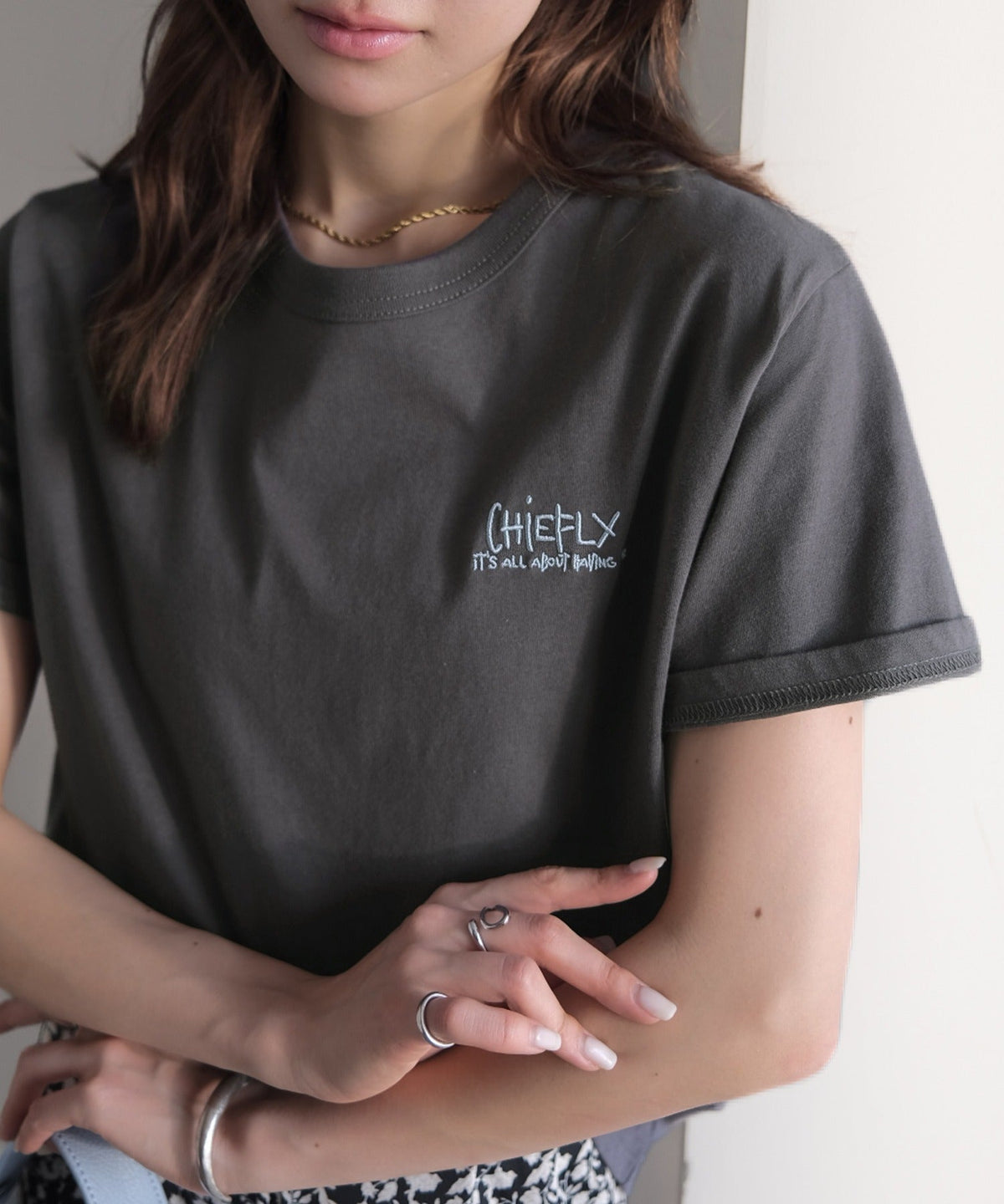 【接触冷感機能付き】背中で魅せる、遊び心とヴィンテージ。コインランドリーバック刺繍Tシャツ（半袖） ce1260549