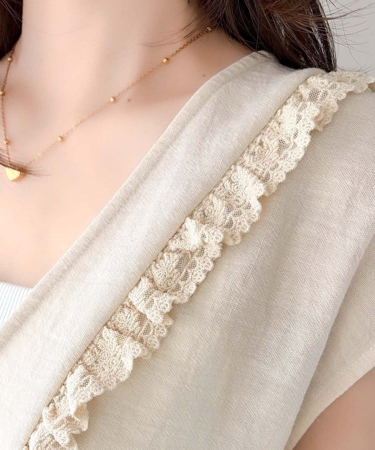 【mily bilet】ふんわり広がるペプラムシルエットで華やかに♪リネンライクレースフリルリボンベスト風ブラウストップス mi1329098