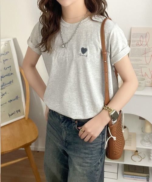 トレンドをまとう。綿100％シルケット風ハート胸サガラ刺繍Tシャツ（半袖） ce1330013
