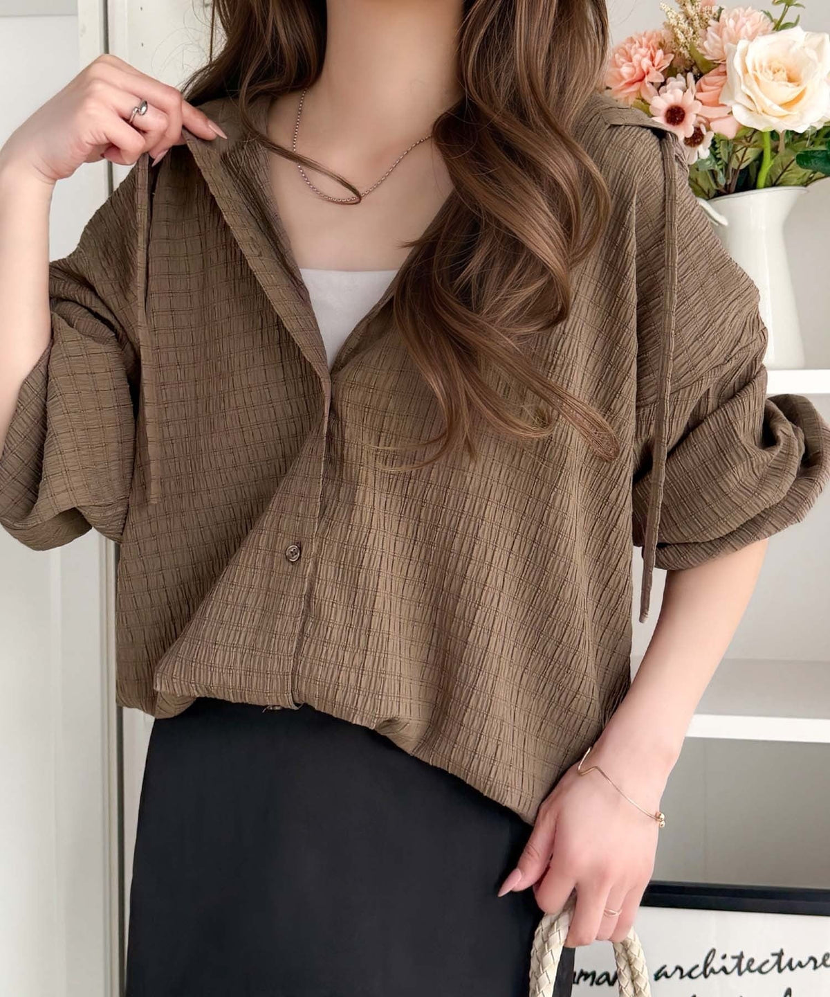 ぽわん袖とラウンド裾でこなれ感をプラス。ぽこぽこ素材が可愛い。ふくれシャーリング風フードブラウス（長袖） ce1010580