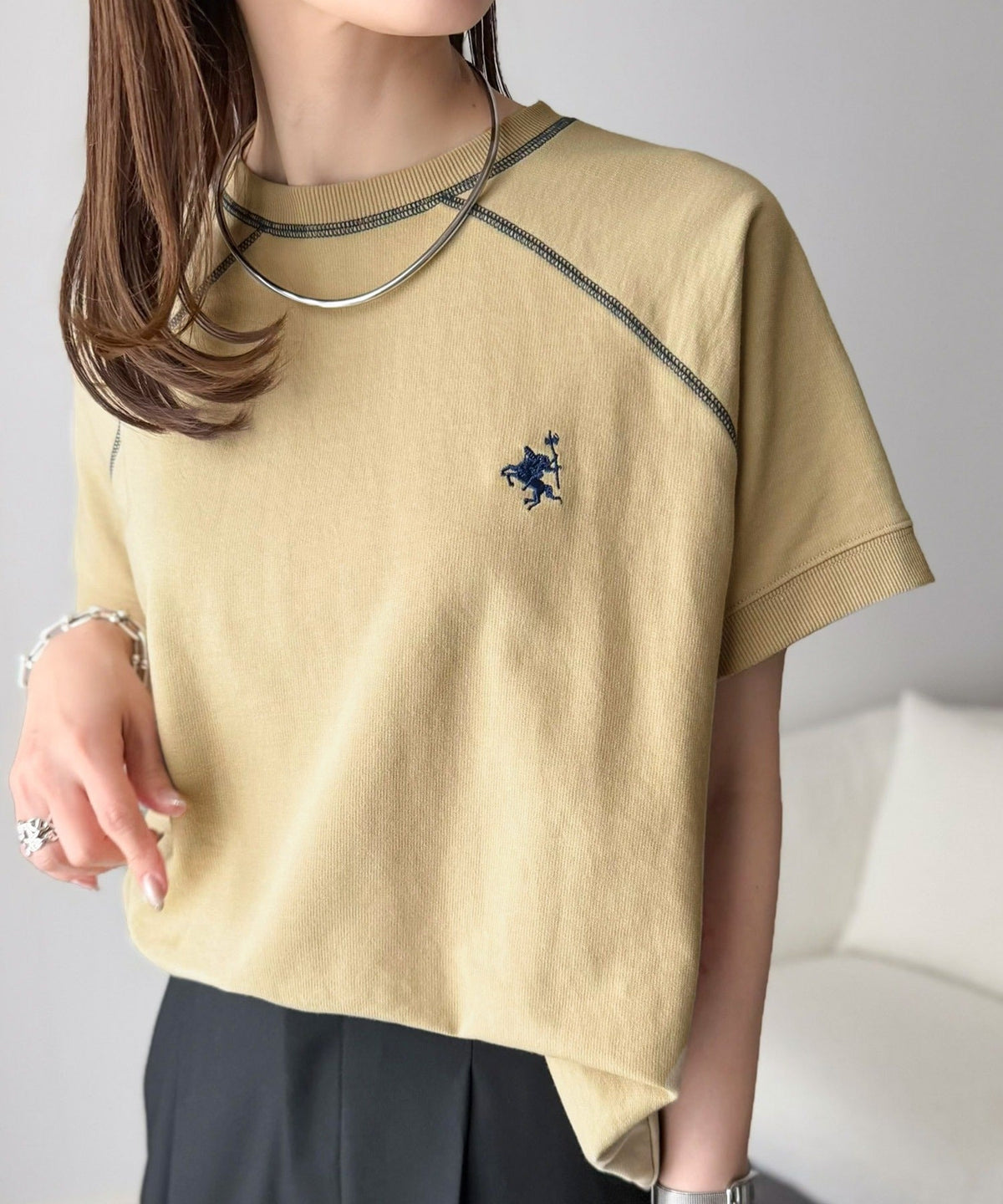 垢抜け配色で大人の抜け感プラス。胸刺繍ラグラン配色ステッチミニ裏毛TEE ce1330088
