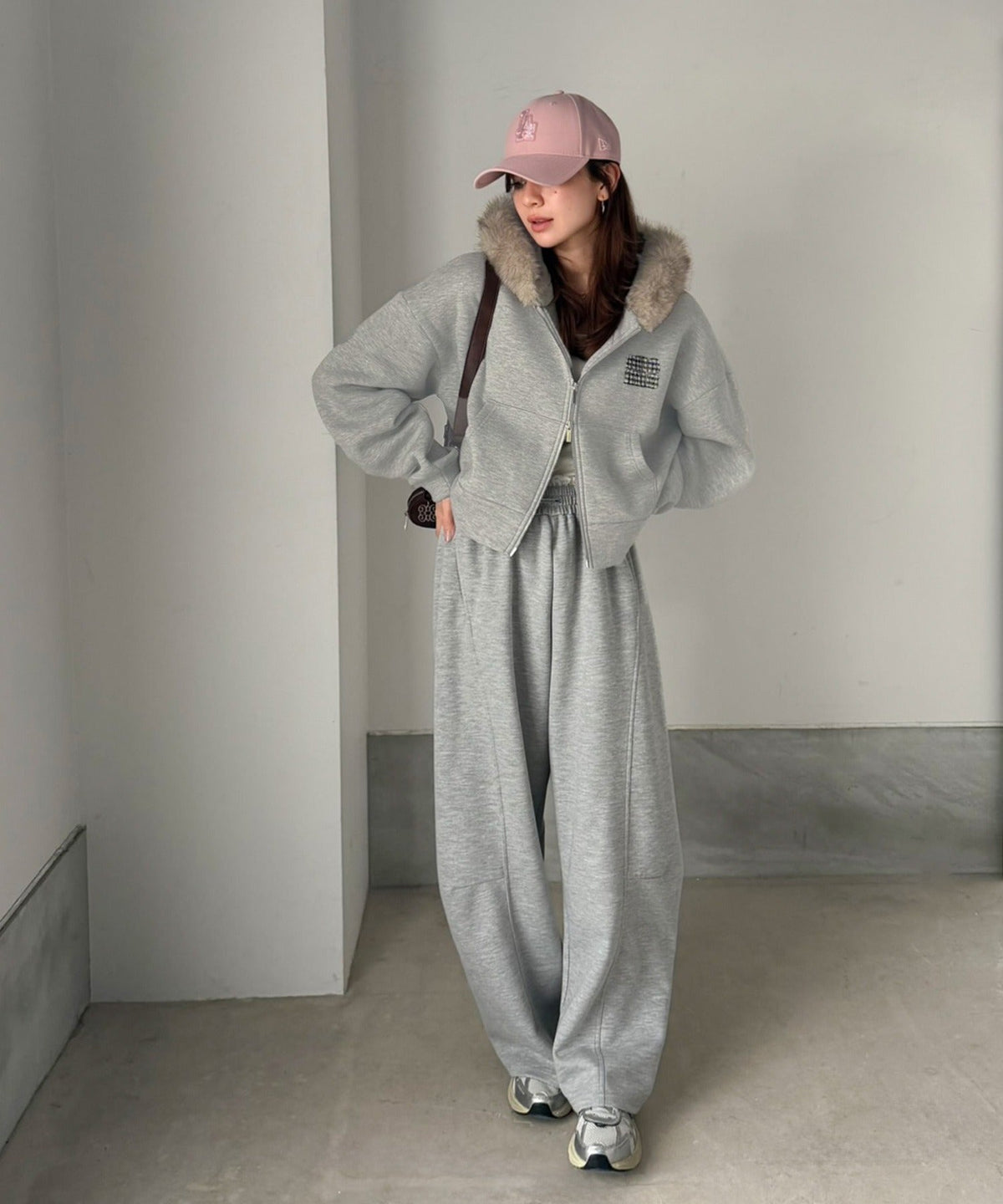 【mily bilet】ラフなのに、盛れ度抜かりなし。ショート丈ファー付きロゴワッペンフードパーカー(裏起毛)(チェック/ドットあり) mi1329119